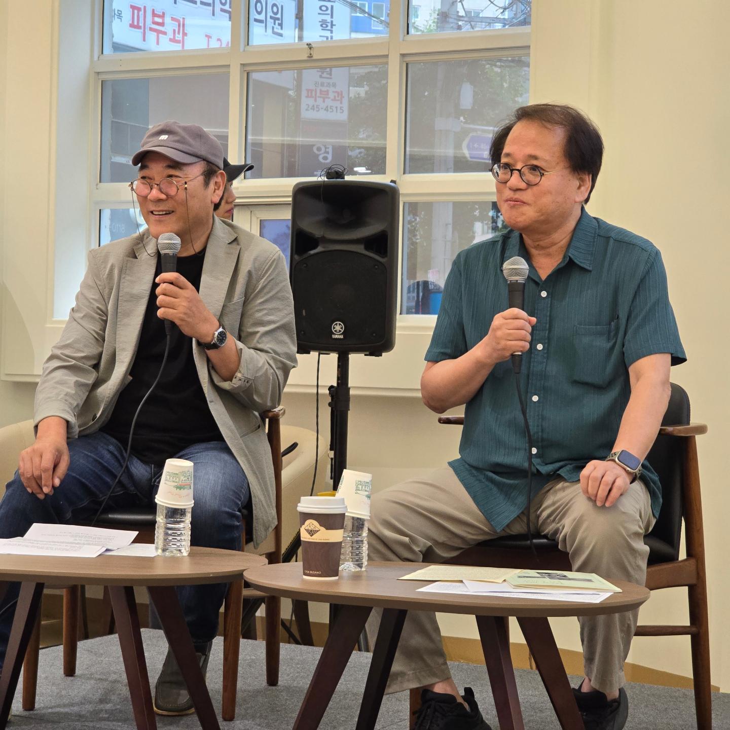 #협찬 

부산근현대역사관 본관 2층 기획전시실에서 
진행되고 있는 테마전시 <부산의 기억, 도시스케치>에
다녀왔어요

6월 29일 토요일 사전 신청을 했던
문진우 작가님과의 대담 이후 
작가님께서 직접 사진에 대한 설명 및 투어를 진행해주셔서 
더 의미있는 시간이었어요

사진은 추억과 함께 기록도 될 수 있다는 것을 
작가님을 통해 느낄 수 있었어요

내가 몰랐던 부산의 모습은 물론 알고 있던 모습도 볼 수 있어 가족과 함께 오시면 더 좋을거 같다는 생각이 들었어요

운영기간: 2024. 6. 11. ~ 8. 11.
운영장소: 부산광역시 중구 대청로 112
(주차는 불가하니 공영주차장을 이용해주세요)

포토존도 있어 저도 흑백으로 사진 한장 남겨 보았답니다 

저에겐 골목으로 친숙한 작가님이기에 
더 뜻깊은 시간이었네요

#부산근현대역사관 #테마전시 #부산의기억도시스케치 #문진우사진가 #기증사진전시 #부산의기록이기억이되는시간 #대청로112 #원도심핫플레이스 #부산남포동데이트코스 #부산전시맛집
