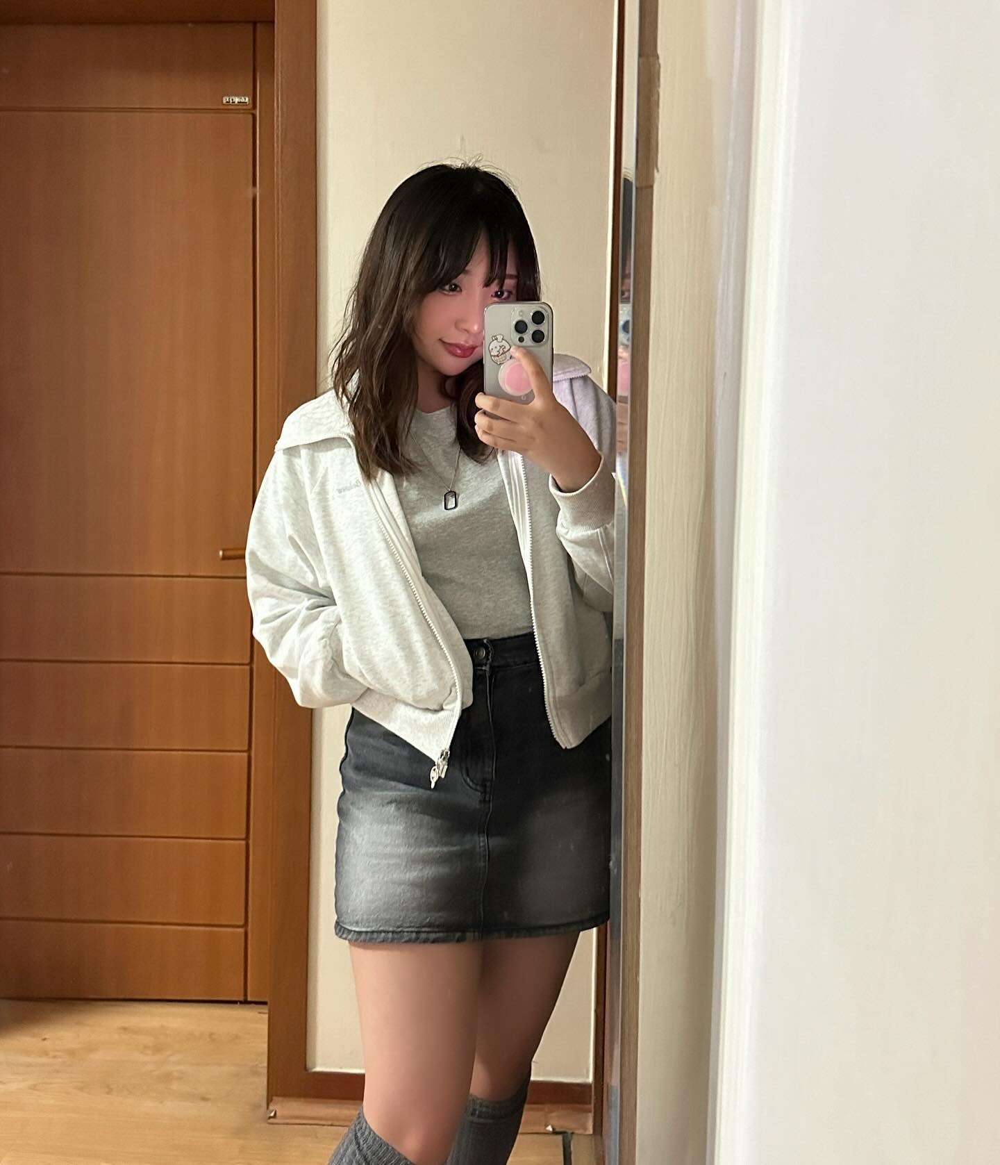 요즘 내 최애 스타일 그레이 + 실버 룩🩶

오늘따라 내 착장이 무난하다 싶을 때 실버 팬던트 목걸이로 포인트 주면 너무 이쁘자낭!!!😆😆

컬러감 있는 니트에 착용해도 영롱하니 옴총 예쁨💟

여자, 남자 할 것 없이 누구나 다 어울릴만한 써지컬스틸 실버 목걸이라 데일리템으로 추천해용🤍

(써지컬스틸은 변색 되지 않고 녹슬지 않기 때문에 오랫동안 착용 가능한건 안비밀🤫🤫 속닥속닥)

#광고 #목걸이 #남자목걸이 #베이스클레프 #bassclef #남녀공용목걸이 #써지컬스틸목걸이 #목걸이추천 #남성목걸이 #체인목걸이