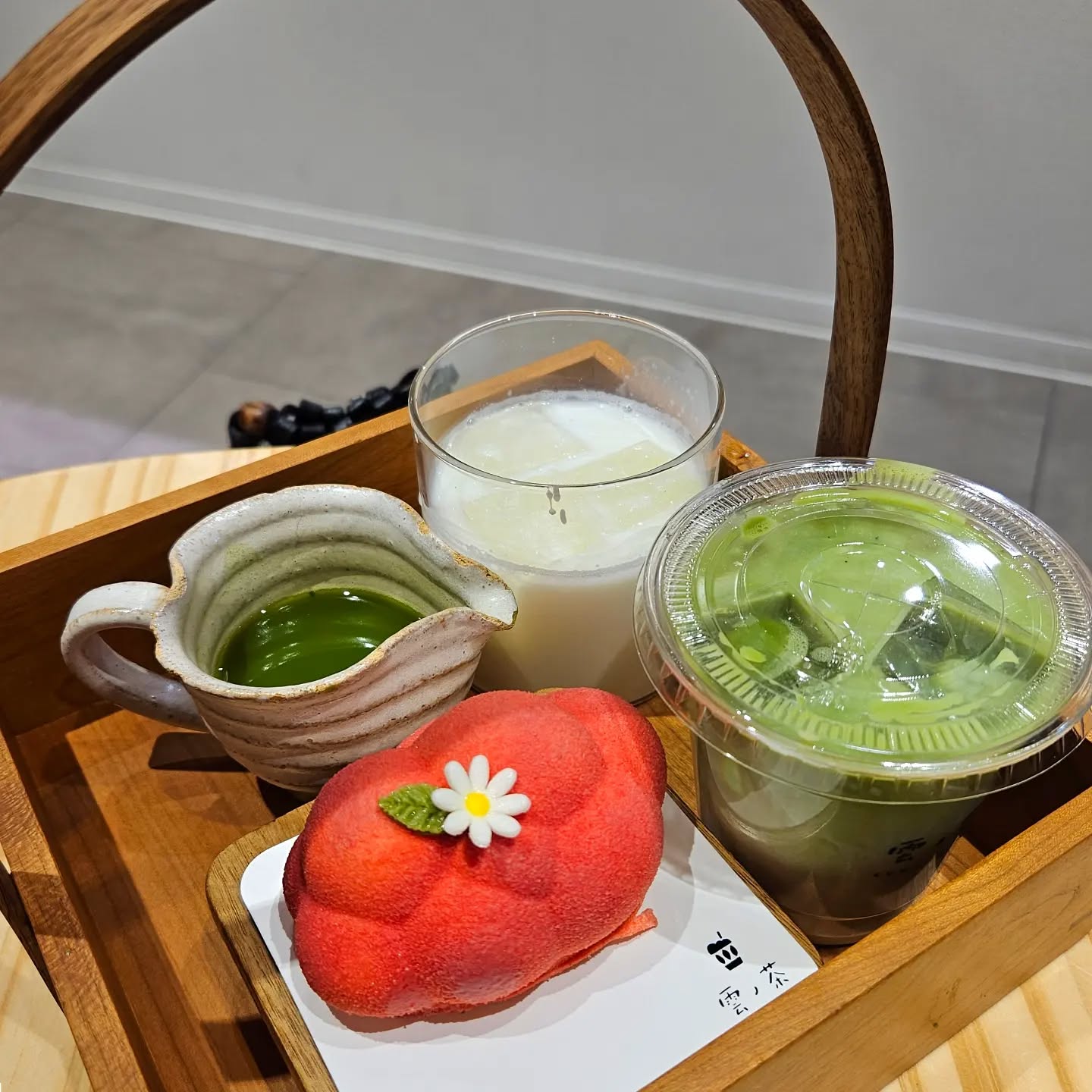 🎈쿠모노차 시미즈 산넨자카점 雲ノ茶 
주소: 317-3 Kiyomizu, Higashiyama Ward, Kyoto, 605-0862 
달달한 구름 먹bread☁️

귀여운 딸기맛 구름 무스케이크에 쌉싸름한 녹차의 꿀조합🍓🍵 계절마다 제철과일이 바뀌면서 구름 맛과 색도 바뀐다네요🩵🩷💚 크게 특별한 맛은 아니지만 귀여우면 됐죠?😉