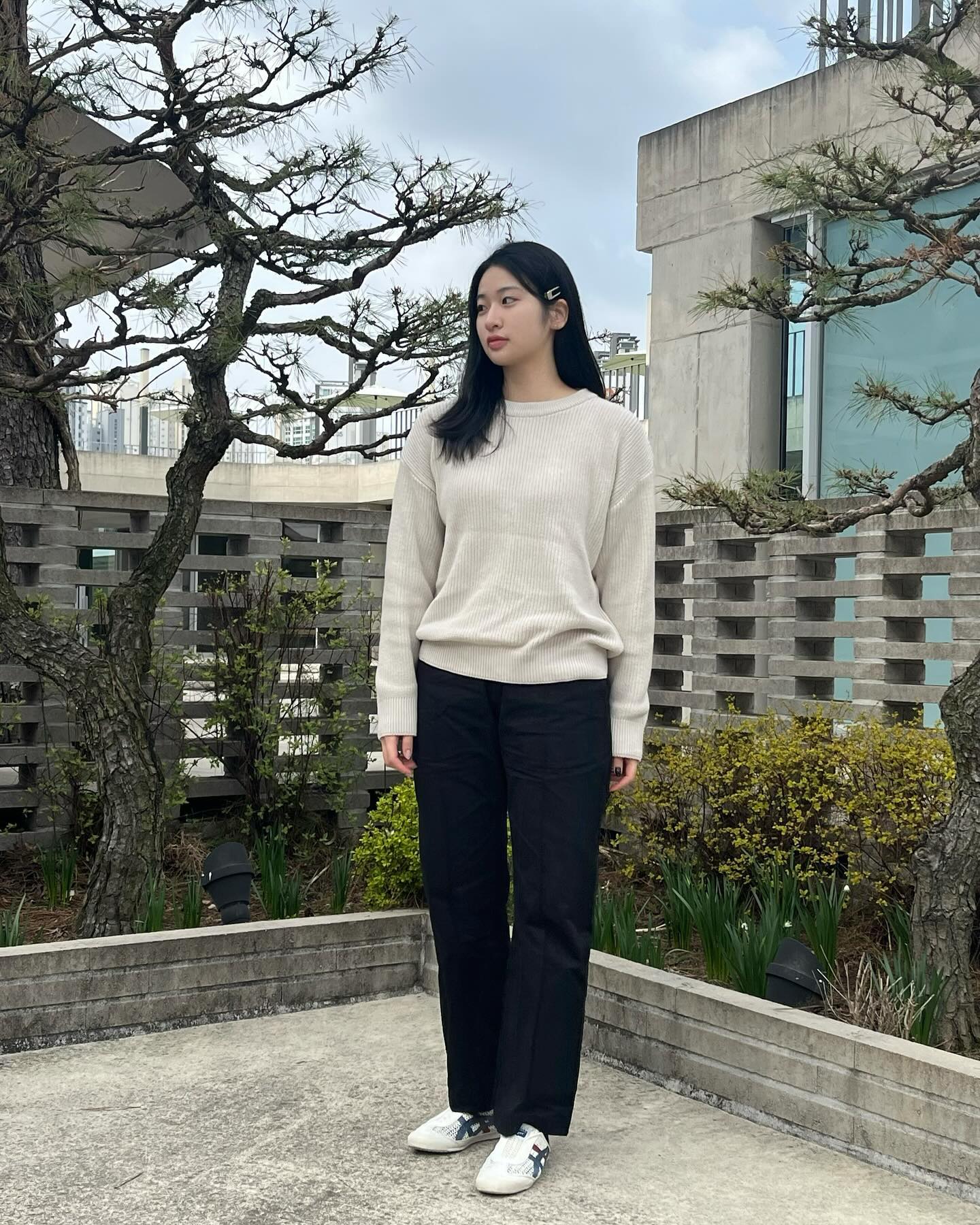 코튼 팬츠도 맛집인 노드유 🖤
남녀노소 누구나 착용가능한 유니섹스에 S/M/L 폭 넓은 사이즈와 다채로운 6컬러로 가득해요!

트레이닝 팬츠가 연상되는 핀턱 디테일과 차별화된 엘라스틱 허리 밴딩 스타일로 편안한 착용감을 준답니다

공정이 까다로운 오바로크를 감춰준 고급 마감과 여러번 샘플링을 거쳐 탄생한 완벽한 핏ㅎㅎ

Milti needle machine 기법으로 뒤틀림 변형이 없으며, 원단 컬러와 동일 한 스트링에 금속 탑장식으로 완성도 높은 바지에요

무신사 ”노드 유“ 페이지에서 만나보세요!

nodu_official_,#노드유 #무신사 #NODU #MUSINSA #밴딩바지 #봄바지 #바지추천 #트레이닝 #면바지 #바지맛집