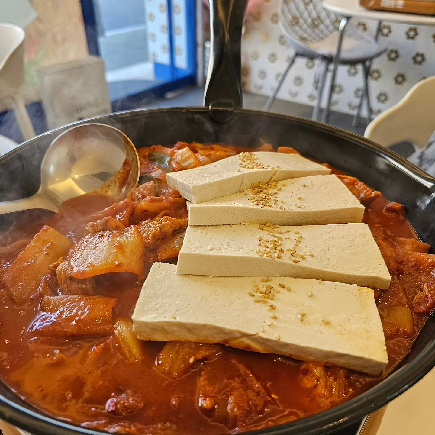 •
-
든든한 점심 한끼
.
반찬으로 돈까스다 나오는 집
.
근데 전문점 같은 맛이나는 돈까스 
.
대접밥에 김치찜 살살 비벼서 한 입
.
신선한 돼지고기와 감칠맛 나는 김치 그리고 두부의 조합
.
미쳤다 엄지척
-
#마포구맛집#마포맛집#성산맛집#성산동맛집#망원역맛집#마포맛집추천#성산맛집추천#마포한식#성산한식#망원역한식#마포구찐맛집#서울맛집#마포찌개맛집#청년찌개망원점