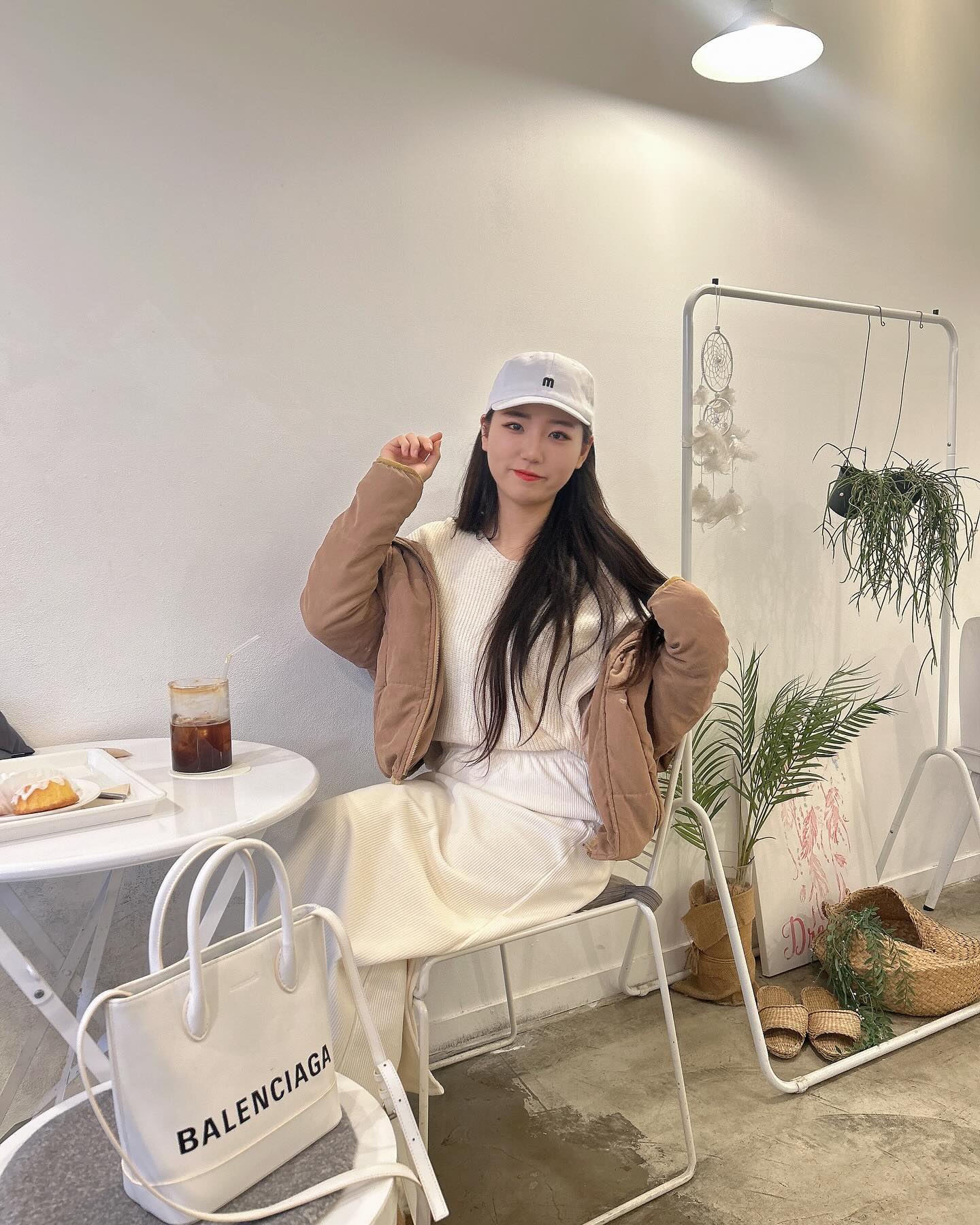 #협찬

흔한 볼캡은 가라, HIP해지고 싶은 30대 직장인은 나👀✌🏻

모자도 디자인에 따라 분위기가 달라지다보니 평소 한번도 써보지 못했던 #숏챙모자 를 만나보았다

챙 길이 만으로 귀여움과 힙함이 살아나다보니 츄리닝 뿐만 아니라 일상적인 코디에도 계절 상관없이 쉽게 쓸 수 있어서 활용도가 너무 좋아✔️

챙이 짧아보니 시야확보다 잘 되서 챙이 긴 볼캡에서 느끼는 답답함이 없는데 이 시원함을 느껴버린 이상 긴 챙은 답답해져버린 몸이 되어버렸다ㅏㅏ

 그와중에 컬러도 다양하고 로고도 깔끔해서 다양한 연령대도 부담없이 쓸 수 있을 것 같고 뒷 부분이 밴드라서 남자분들도 편하게 쓸 수 있으니 #커플모자 로도 좋을 것 같아👻

.
.
.

#업체로부터제공받은제품입니다 #앳큐 #챙짧은모자 #볼캡추천
