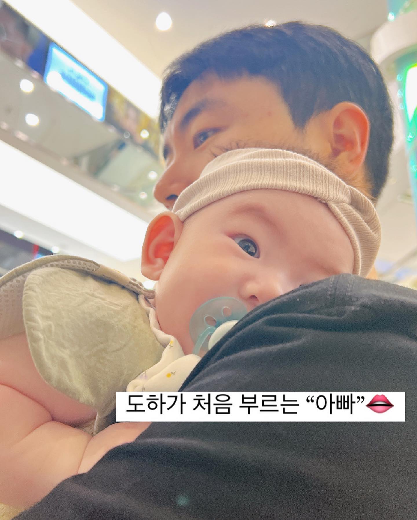 _
요즘 부쩍 응뱌 응가 음마 엄마하더니
드디어 도하가 처음 부르는 “아빠” ‼️
.
(홈캠영상 날 것 그대로 차마 못 올리겠어서 
도하 사진으로 가리고 음성만 업로드 하기) 
.
엄마 부를 때 보다 더 감동인 건 무엇🥹💓
엄마보다 더 안아주고
밖 수유는 무조건 아빠가 한 보람이 있겠네😉❤️‍🔥
azi_yomi 
.
#도하야도하해♥️ #2024첫피드당첨 #새해선물 준거니 #흑묘띠아기 #첫아빠소리 #아기의첫순간