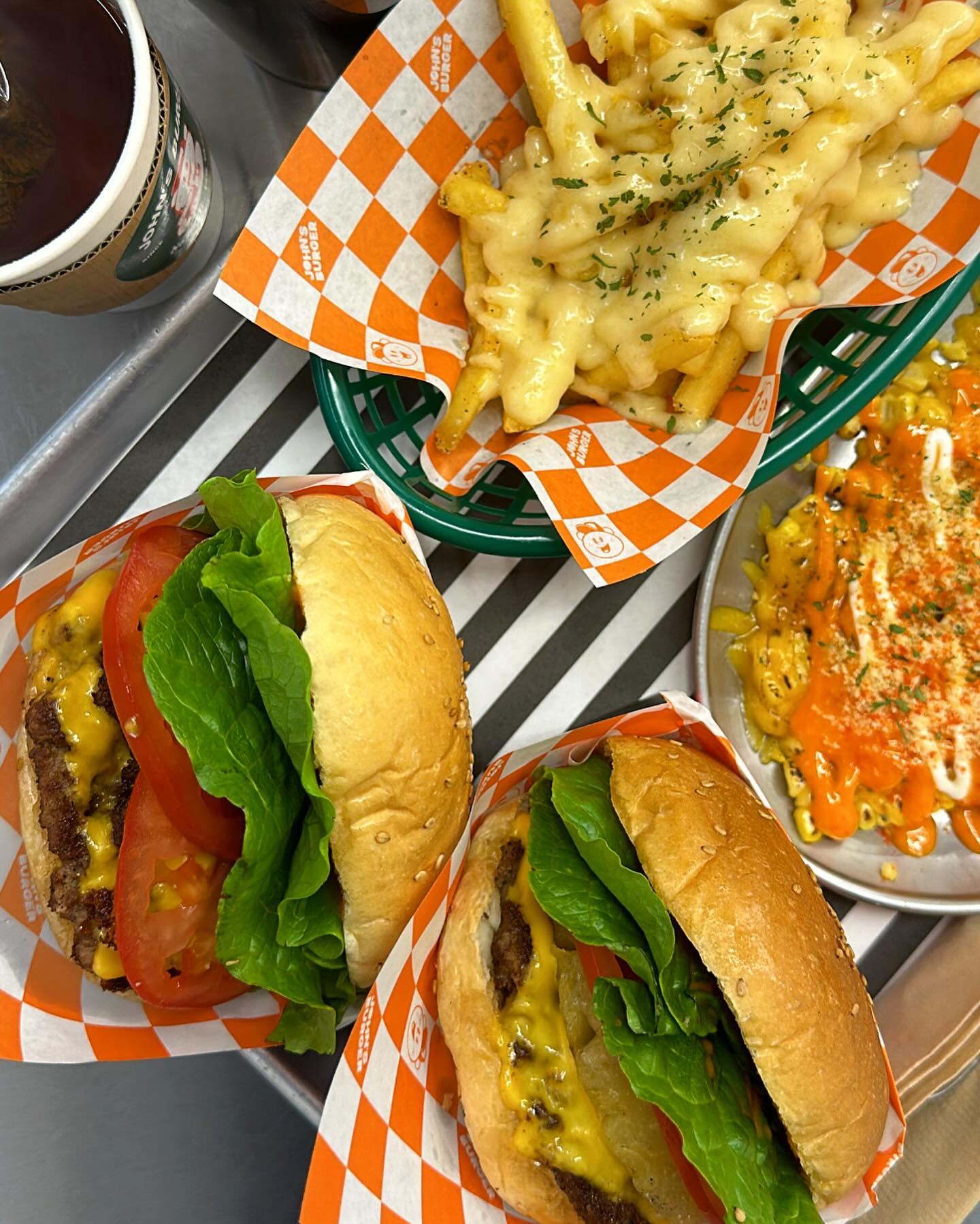 #협찬 
힙한 감성과 찐 미쿡버거 스타일의 
수제버거 전문점 #존스버거 🍔🍟

이월드, 두류공원, 성당못, 두류네거리 맛집으로
혼밥하기도 너무 좋을 것 같았고 
포장이나 배달도 가능해서
회의나 놀러 갈 때 단체주문 하기에도 좋을듯 했어유〰️

인테리어, 디자인도 사장님이 다 하신거라고 하던데
센스 미텼고잉,,, 너무 깔끔하고 이뿌자냐ㅏㅏ💗
요즘 벚꽃시즌인데 이월드 벚꽃놀이하고 
데이트 하러 오기도 최고일듯 !

수제버거와 사이드 메뉴도 다양했고
어른들이 아이들 데리고도 많이 오는 곳✨
 
버거 중독자인 사장님께서
전국에 맛있다는 버거집 다 가보고 만든 버거집이라던데
패티, 소스까지도 사장님이 직접 다 만드신다니,,,
믿고 먹을 수 있는 버거 맛집 인정이쥬👍

속이 꽉 찬데다가 야채나 고기도 신선 그자체라 
넘무 맛있어서 사이드랑 같이 순식간에 다 비워벌임;;;

미국 스타일에 가까운 찐 수제버거를 맛보고싶다면
존스버거 완전 추천입니데이🫶🏻

📍 대구시 남구 성당로18길 43 1층
⏰ 11:00 - 21:00 (일 20시, 수금 22시까지, mon off)
🚗 주차 가능

 #존스버거 #이월드맛집 #두류공원맛집 #두류역맛집 #성당못맛집 #대구벚꽃 #두류공원벚꽃 #이월드벚꽃