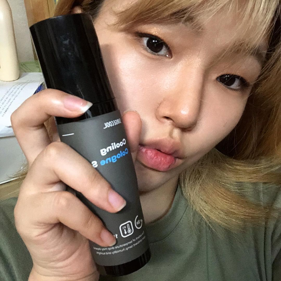 조연우 on Instagram: “땀많은 나에겐 여름 필수템,,🐋 뿌리자마자 -8도 쿨링되는 스프레이일 뿐만 아니라 저처럼 땀많은 분들은 들고다니면서 뿌려도 될 정도의 휴대하기 용이한 스프레이입