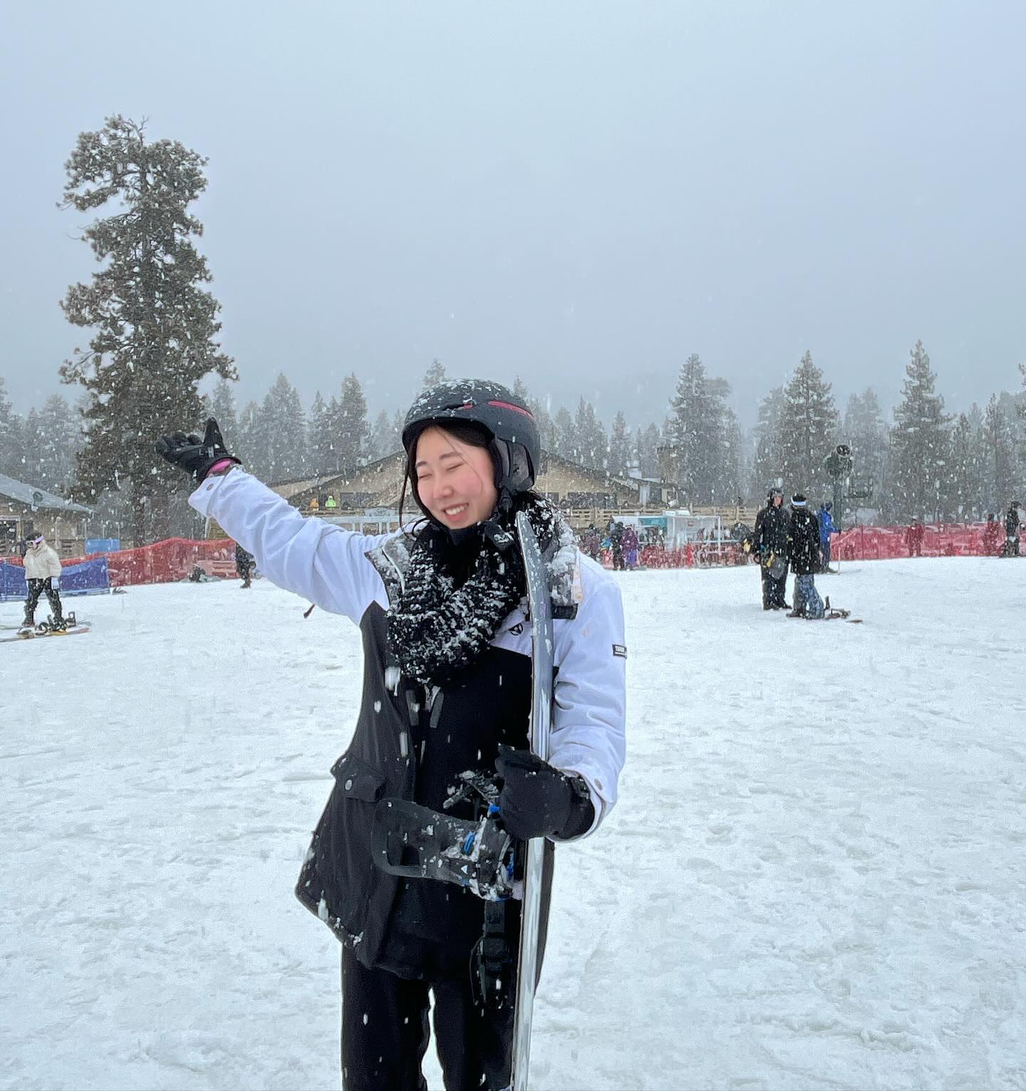 🙆🏻‍♀️🐻🏔️-> 🏂 -> ☃️
