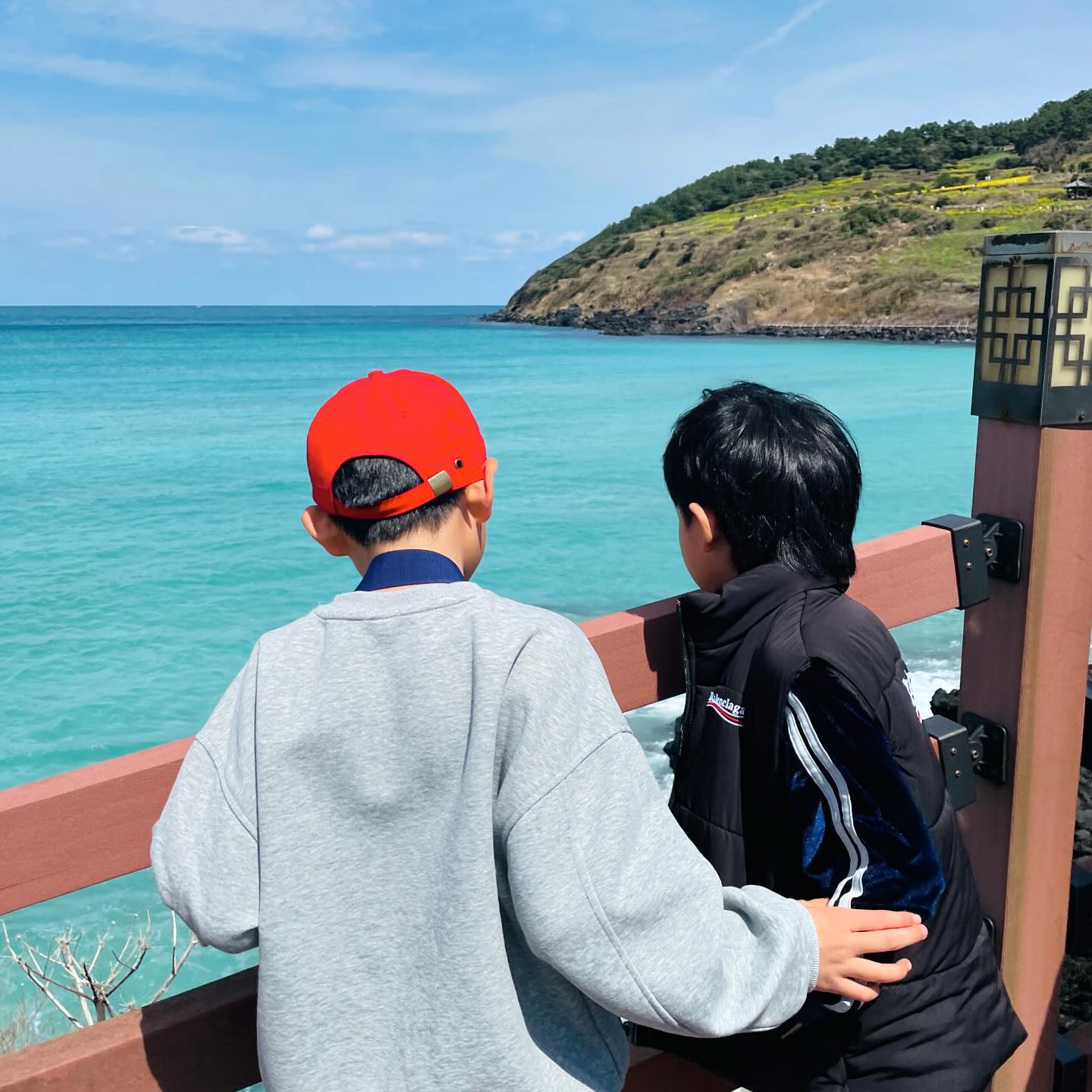 다니던 학교마다 친구들 만나서 놀고오는 서동쓰🏝️
여행온거 아니고 구냥 동네 마실 나온듯한 서동쓰🏝️

#서동형제 #제주여행
#제주살이 #함덕살이 
#조천초등학교 #함덕초등학교