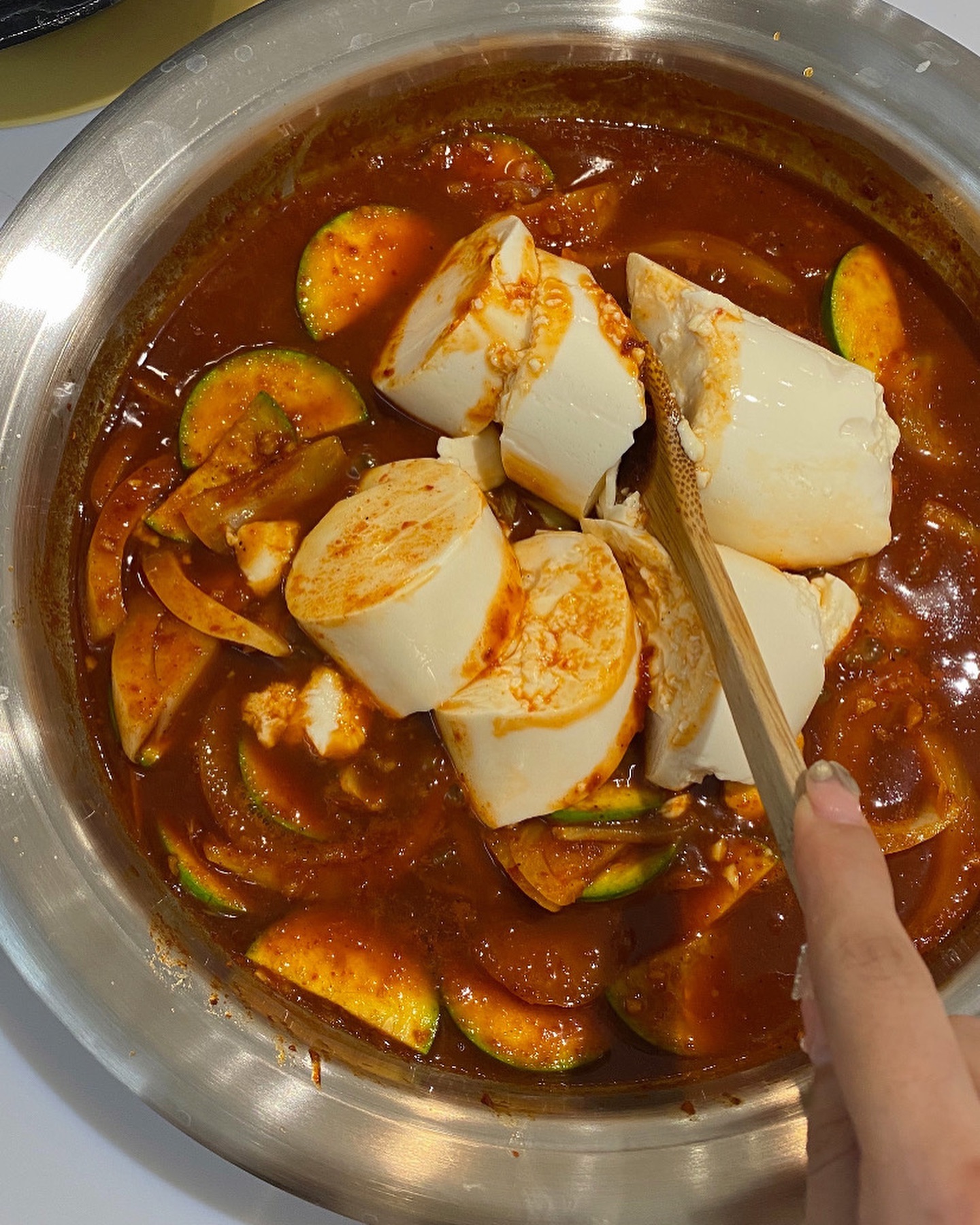 🥣
순두부찌개 보다 맛있는 순두부짜글이 ❤️

주말동안 디엠 많이 주셨던
순두부짜글이 레시피 정리해서 올려드려요, 🐻
냉털하기 정말 딱 ! 좋은 메뉴입니다 -

📌Recipe
주재료 ;
순두부2개, 애호박 1/2개,
어슷썬 대파 1주먹, 양파 1개 (작은사이즈),
+ 청양고추 적당량

양녕잠 재료 ;
고추장 1큰술반~2큰술, 고춧가루 2큰술,
진간장(양조간장) 3큰술반, 참치액 2큰술,
다진마늘 2큰술, 올리고당 3큰술, 후추 1/2큰술,
코인육수 1개, 물 120ml

자박한 전골팬에
호박 양파 넣고 코인육수 한알,
양념장 재료 모두 넣어 중불에 끓여주세요.
가장자리부터 바글바글 끓기 시작하면,
스푼이나 주걱으로 양념 살살 풀어 준 다음
한소끔 끓여 순두부 넣고 으깨가며 보글보글 -
아, 이때 대파 꼭 넣어주시고요!
애호박이 살캉히 익어가면
청양고추 적당히 넣어 중약불로 팬뚜껑 닫고
5~10분정도! 보아가며 짜글짜글해질때까지
졸여주시면 됩니다 🔥

맛있게 만들어 드세요 -
.
.
.
.
#짜글이
#순두부짜글이
#레시피
#레시피공유
