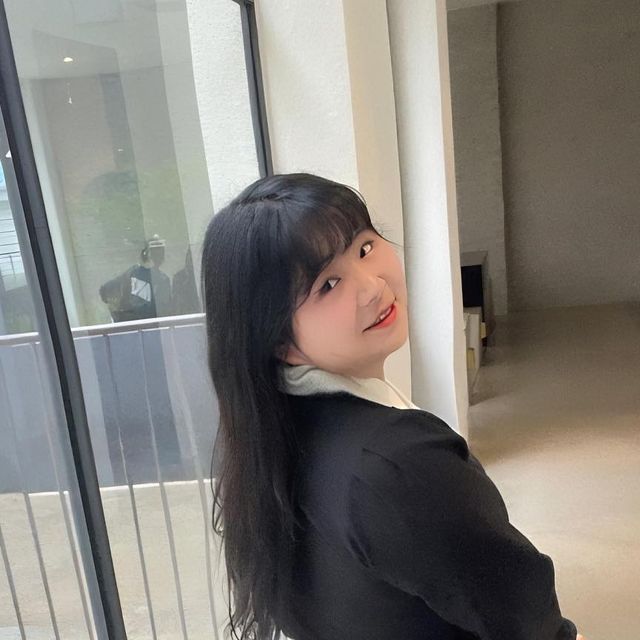 최 다 빈 on Instagram: "#협찬 제가 이번에 논로컬로 부터 원피스 협찬을 받았습니다! 논로컬 @nonlocal_official Classic Pearl Button Dress 인데용 ! H라인으로 툭떨어지는 라인이 너무 이쁘고 라인을 살려