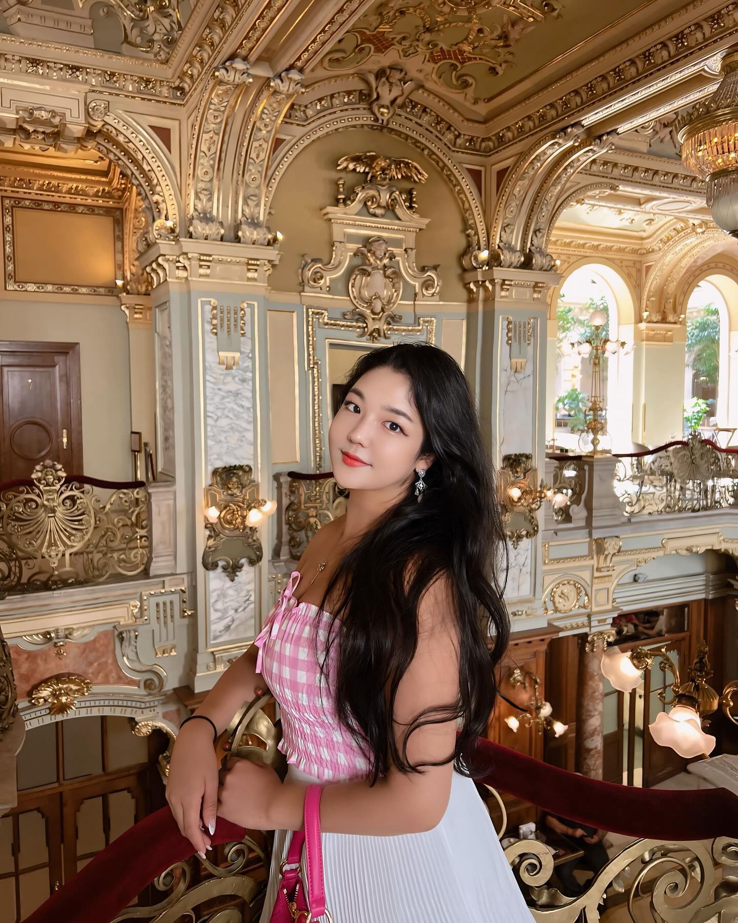 자 내가 부다페스트 얘기해줄게 ₍⸍⸌̣ʷ̣̫⸍̣⸌₎‼️
뉴욕카페? 가지마
서울포차? 가

기대도 안했지만 뉴욕카페 너무나 실망해버렸자나
하지만 그래도 가야겟다! 한다면,,,
1. 커피 보다는 디저트를 시키자! 아이스크림 강추!
2. 좋은 자리를 원한다면 예약을 미리 하고가자!
3. 오픈 시간 또는 마감시간 가면 웨이팅이 덜하다!
4. 포토존 화장실 가는길인데 자기네들 멋대로 출입금지 할수있다!

오랜 여행에 지쳐 한국이 그리울때쯤 서울포차 가서 16,000원 소주 5병을 마시면 기분이 쏴악- 좋아진다규 🎊
안주부터 사장님 인심까지 힐링이여따링ㅎㅎ

취취해서 언니네 빨간쇼파로 납치당함 (* °ヮ° *)!
부다페스트 잼따! 캬컄!

📍 Budapest, Hungary 🇭🇺

#유럽여행 #부다페스트 #뉴욕카페 #여행스타그램 
#budapest #newyorkcafe #europetravel