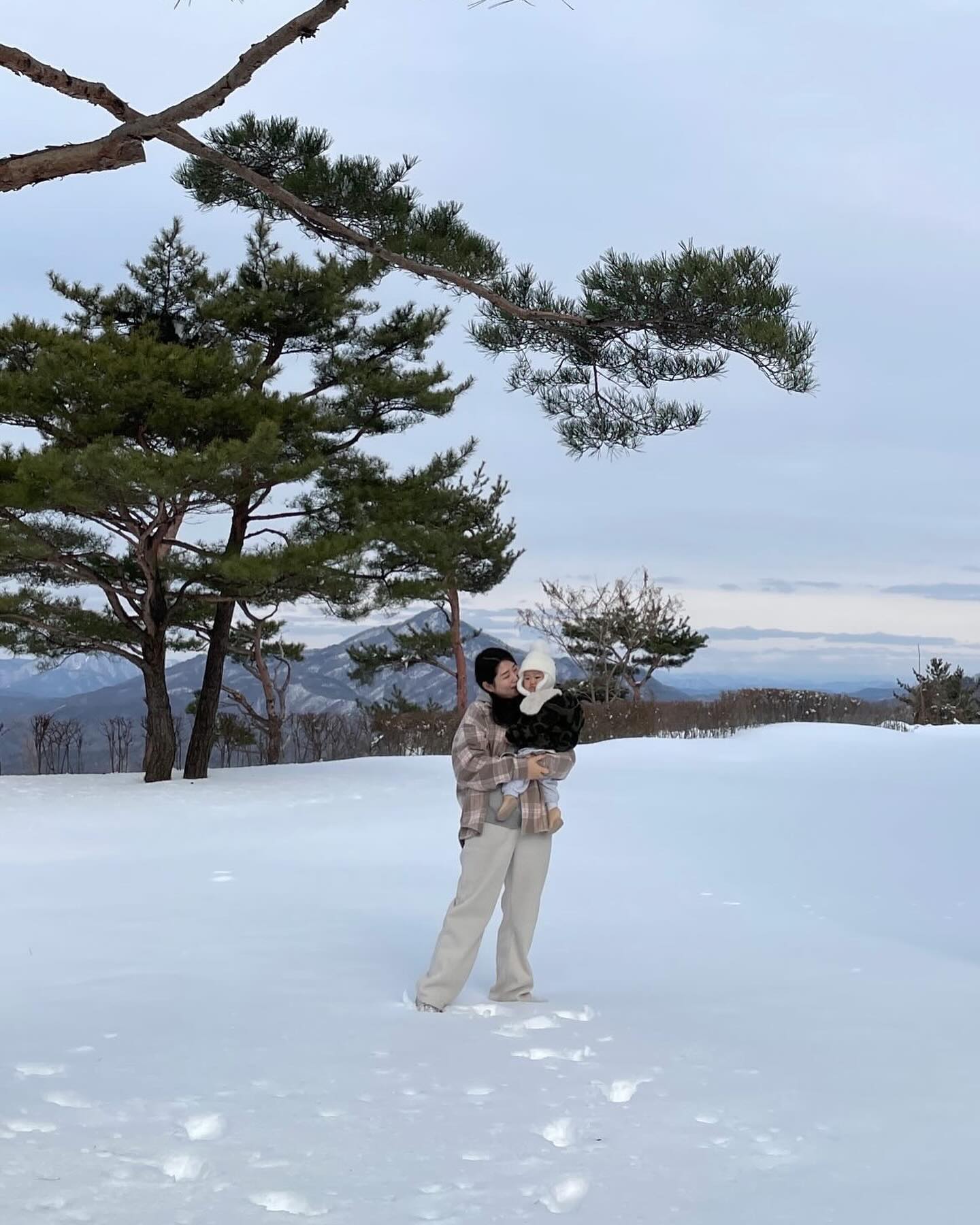겨울 끝자락에 다녀온 스키장 ⛷️
지호에겐 인생 첫 스키장인데 언제 커서 엄빠랑 보드 타려나

#비발디파크 #소노빌리지 #가족여행
