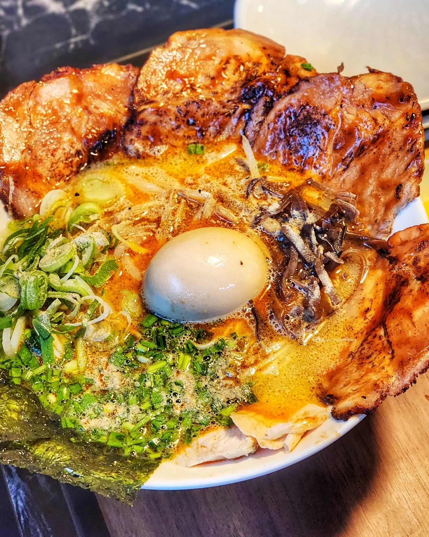 ✅ #박하의먹방_진해 #다이노츠키
#경화동맛집 #라멘집 #진해맛집
-
• 카라이 돈코츠라멘 9,500원
• 마제소바 12,500원
-
진해 경화동에 있는 라멘맛집 다이노츠키!
⠀
돼지사골과 닭으로 육수를 낸 진한 국물이 일품!
진한 국물에 카라이 돈코츠는 매콤함이 더해져
더 맛있었어요!! 여기에 불맛나는 큼직한 차슈가 👍👍
무조건 추가해서 드세요😍 드시다가 다진마늘
넣어드시면 더 맛깔납니다ㅎㅎ
⠀
마제소바도 재료가 가득가득💚
면도 쫄깃탱글하고 양념이 너무 맛나요!
먹다가 다시마식초 넣으면 감칠맛 뿜뿜!
마무리로 밥 비벼 먹음 꿀맛이라쥬👍