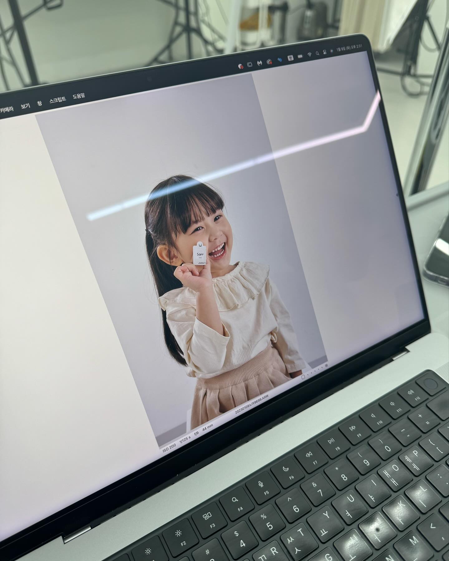 #촬영문의 DM주세요 ‼️

이제 5살 언니가 됐다며
하라는대로 척척🙌🏻

오~ 지아 진짜 잘한다잘한다 소리 들으면서
순조로운 촬영장모습🥹

지아 프로 다 됐네😭

이번주 바쁘다바뻐🤣 

오늘도 촬영가는데 화이팅 지아야♥️

ㆍ
ㆍ
ㆍ

#키즈모델#아역모델#아역배우#키즈인플루언서#유아모델#아기모델#5살#4살#5살모델