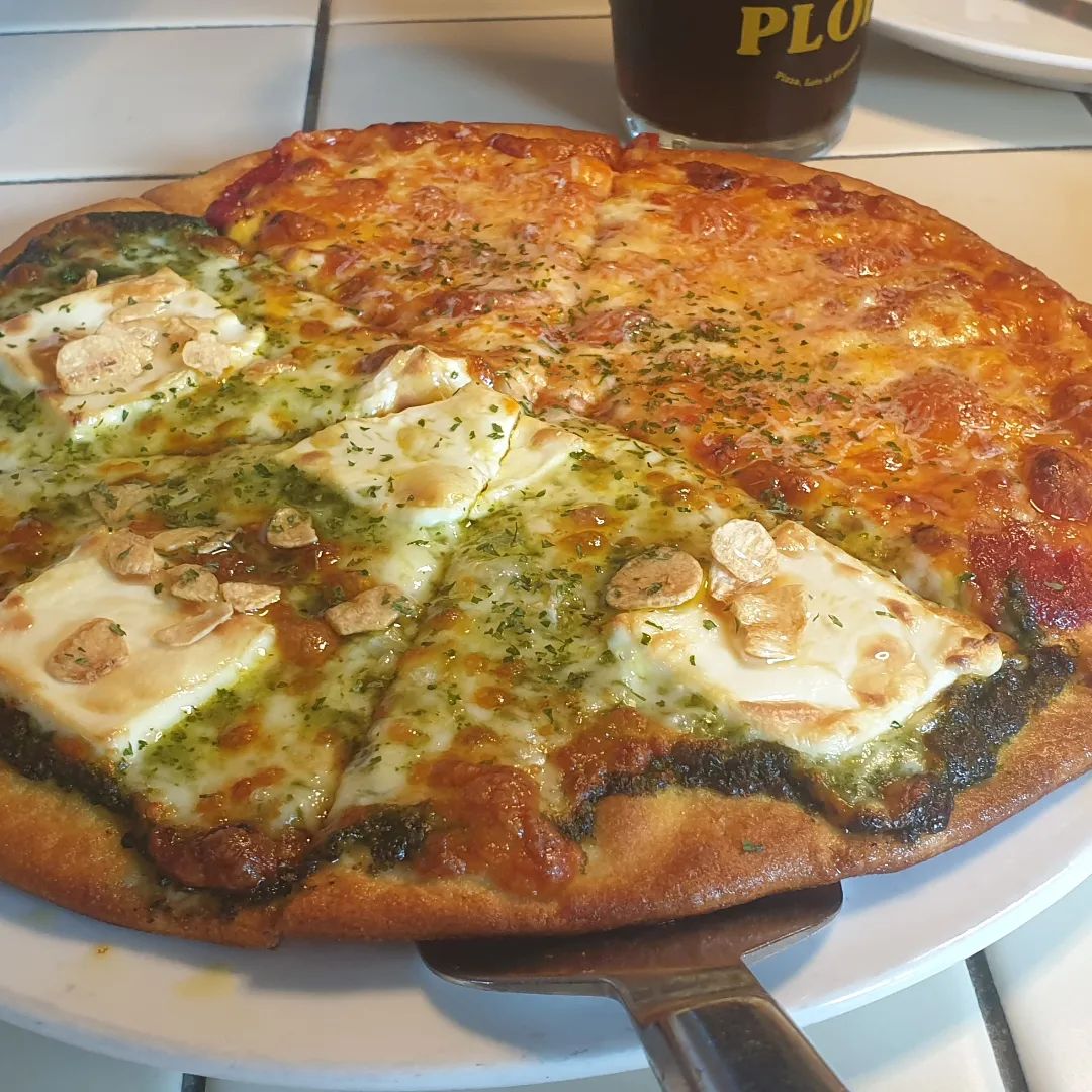 올만에 모이는 친구들이랑 다같이 만나서 플롭안국에서 피자 🍕 먹고 카페에서 놀다가 종로 엘피바 라커스에 가서 술도 끝장나게 마시다 옴 !! LP판을 틀어주시니까 음질이 끝장나고 사장님 선곡이 최고되는 부분 👍 기회되면 다시 가고 싶음

#안국 #안국맛집추천 #안국맛집 #lp바 #칵테일 #친스타그램