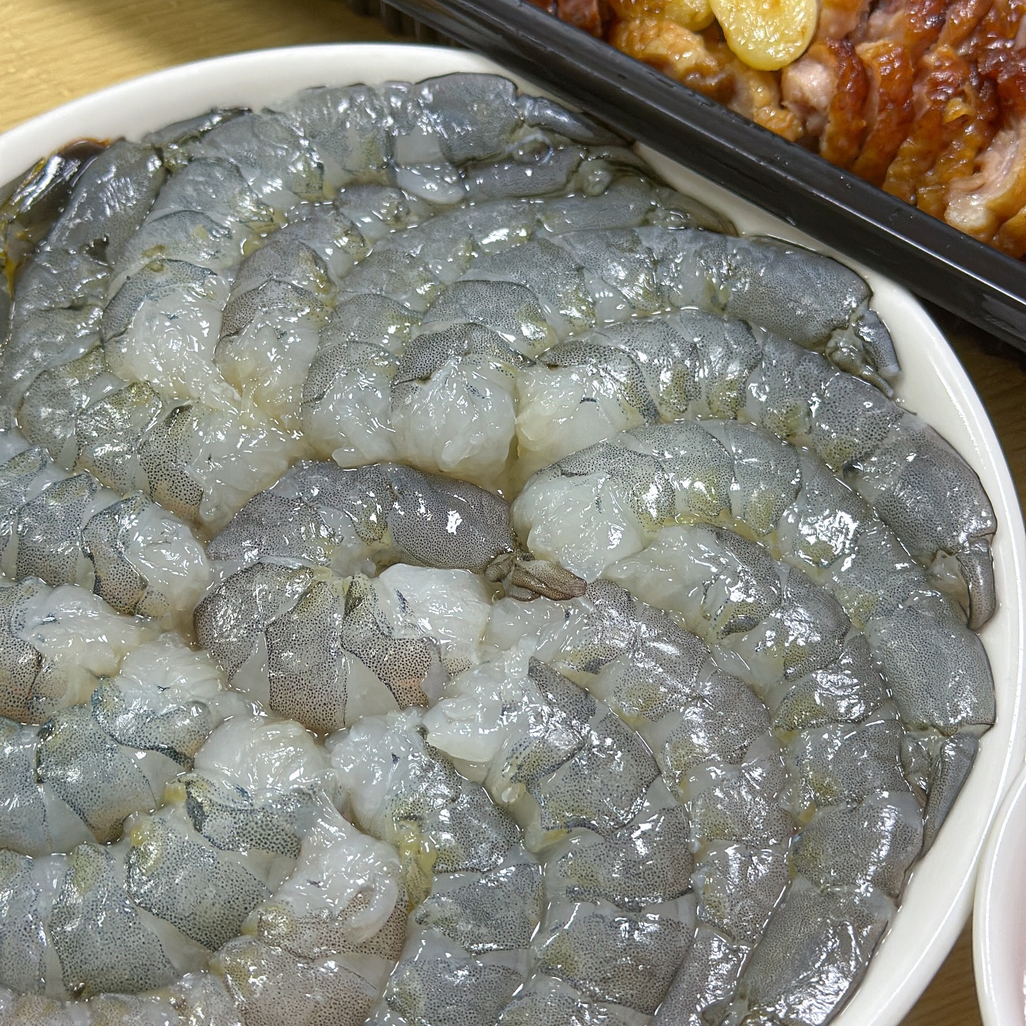 집에서 즐기는 생새우회 파티 🦐 #거북왕수산

갑자기 생새우가 넘 먹고싶어서 이틀동안 탐색!
배달은 새우 크기가 작고 가격적으로 마음에 안들었어.
그러다 발견한 곳이 직접 키워 판매하는 거북왕수산 🐢
가격이 착하고 후기도 꾸준하게 너무 좋더라.

급냉되서 오니 나처럼 수령당일에 생새우로 먹을 수 있고,
새우 크기가 엄청 커서 손질할 맛이 나.
굉장히 촉촉하고 쫄깃해.. 거기다 특유의 달달함까지..
생새우 본격적으로 먹은 건 처음인데 장난없는 맛!

지금이 딱 맛있는 시기니 꼭꼭 먹어봐
#생새우맛집 #생새우배송 맛집으로 추천

📍거북왕수산 ( wellbeing_shrimp )
(네이버 스마트스토어)

💳
- 대 사이즈 1kg(20-28미) 25,800