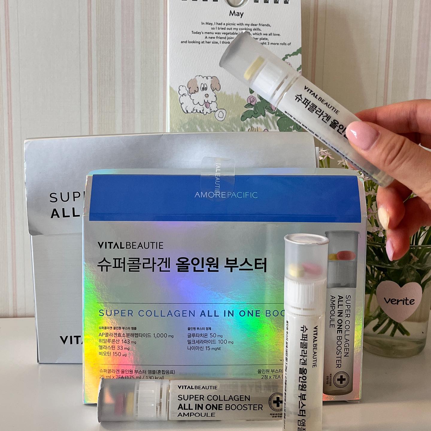 #광고 

바이탈뷰티_슈퍼콜라겐 올인원 부스터

🎁 바이탈뷰티 신상 콜라겐 <슈퍼콜라겐 올인원 부스터>, 선물 전용 패키지로 카카오톡 선물하기에 런칭했습니다~!

*카카오톡 선물하기에서 7입 / 14입 옵션 선택 가능

🎁 콜라겐을 포함해 글루타치온, 비타민 미네랄 등 부스팅에 필요한 10가지 성분이 한 병에 모두 담긴 ‘올인원 콜라겐은 여러가지 영양제 섭취할 필요없이 <슈퍼콜라겐 올인원 부스터> 하나로 토탈 케어 가능해요 !

🎁 정제와 액상으로 구성된 이중제형으로 프리미엄한 첫인상이라 선물용으로 제격인 제품인 것 같아요 !

🎁 피부과 전문의와 아모레퍼시픽이 생기 충전을 고려한 성분 배합으로 공동 개발한 슈퍼콜라겐 올인원 부스터 !

🎁 중요한 이벤트(결혼식, 사진 촬영)를 앞두고 생기 충전이 필요할 때마다 찾게 되는 아이템으로 유명하다고 해요 !

🎁 선물할 일 많은 5월, 환절기를 대비한 <슈퍼콜라겐 올인원 부스터> 친구 또는 부모님 선물로 추천하는 제품으로 강추합니다 !

#15그램 #15그램뷰티 #15그래머 #바이탈뷰티 #슈퍼콜라겐 #슈퍼콜라겐올인원부스터 #생기충전부스터 #10플렉스부스터 #가정의달선물 #어버이날선물 #부모님선물 #스승의날선물 #30대여자선물 #20대여자선물 #콜라겐 #콜라겐앰플 vitalbeautie_official
