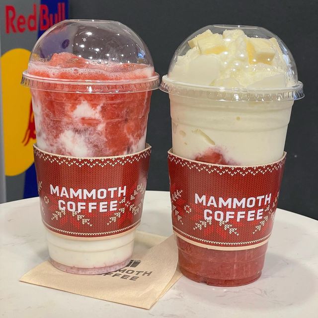 코드빈 on Instagram: "#광고 매머드커피 <딸기라떼> #딸기음료 #카페뱅쇼 #뱅쇼샹그리아 #뱅쇼맛집 #시즌메뉴 #딸기메뉴 #테이크아웃카페 #매머드커피신메뉴 #매머드커피 #매머드익스