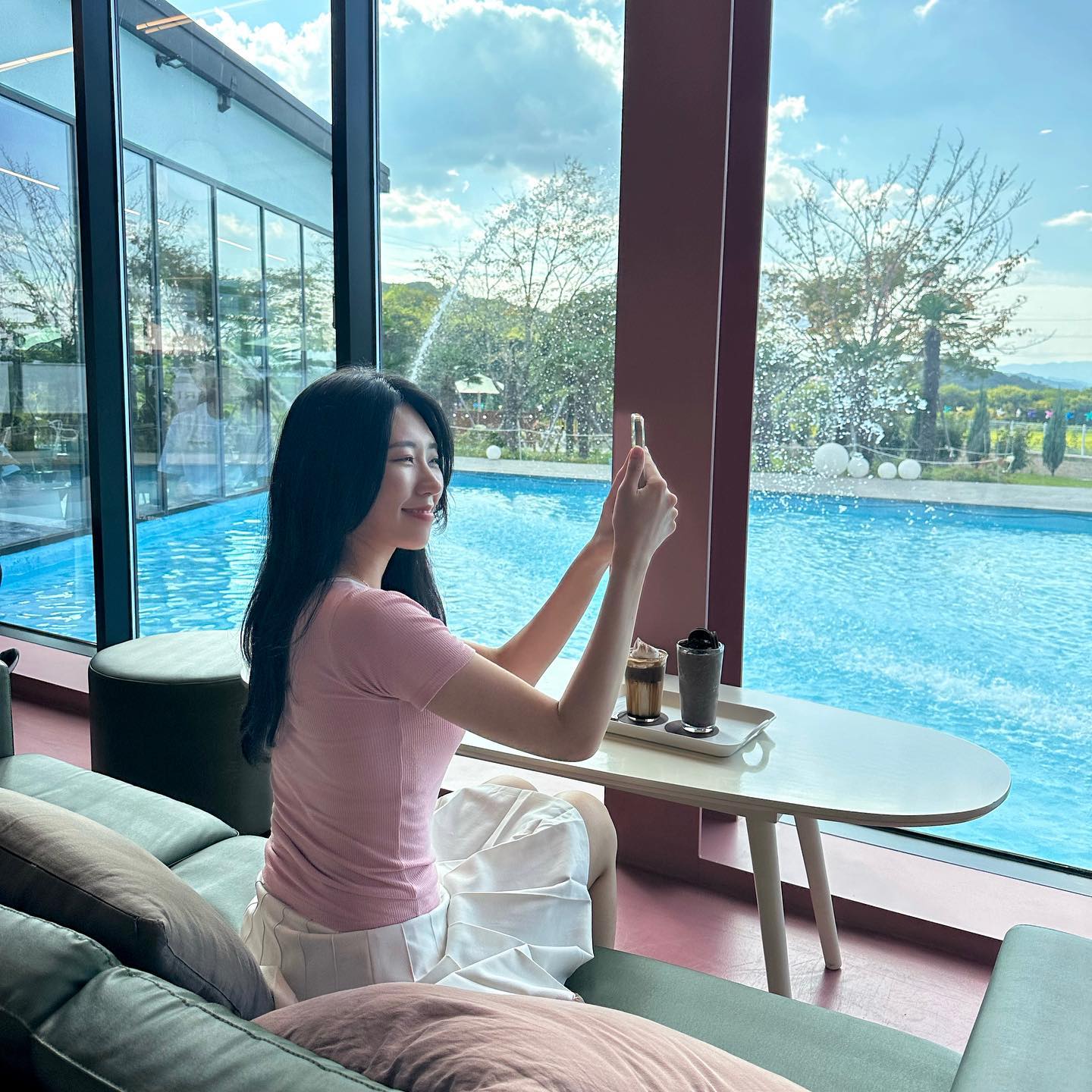 가을은 무슨 겨울이 오고 있지만 여름룩 마저 올리기🐣
지금 프사인데 친구가 상큼하다고 칭찬해줬어요 😉
날씨가 이제 밤되면 너무 춥네요
다들 감기 조심하세요🙏🏻

+
✅ 진주 라브리에 분수뷰 대형 카페 추천해요
✅ 진주 금산 월아산 근교에 있는 카페인데 
✅ 규모도 크고 테라스도 있어서 사진 찍기 좋아요 
✅베이커리 종류도 다양하고 물멍하기 좋은 곳이랍니다~ 
✅ 핑크빛 이쁜 카페인데 야외에서도 사진 찍기 좋습니당

🌸 진주 라브리에 🌸
📞 0507-1355-0544
경남 진주시 금산면 월아산로 1539-1
[지번] 용아리 533-2
☑️ 매일 10:00 - 21:30
☑️ 21:00 라스트오더