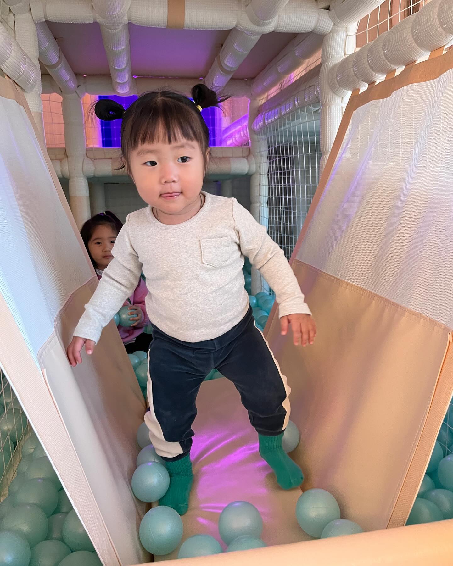 솔건이 언니오삐들이랑 채이의 알찬 주말-!
병원도 가고 두 집에서도 놀고 키즈더웨이브 가서 신나게 놀고 물놀이도 너무열심히 하구 밥도 왕창 먹고 꿀잠 성공-! 
키즈더웨이브 솔직히 비싸긴 하지만 물놀이를 넘 즐거워했던 채이-! 기회되면 다음엔 채아 언니도 같이가자-!

sol._.geon_ 고생했다 우리둘