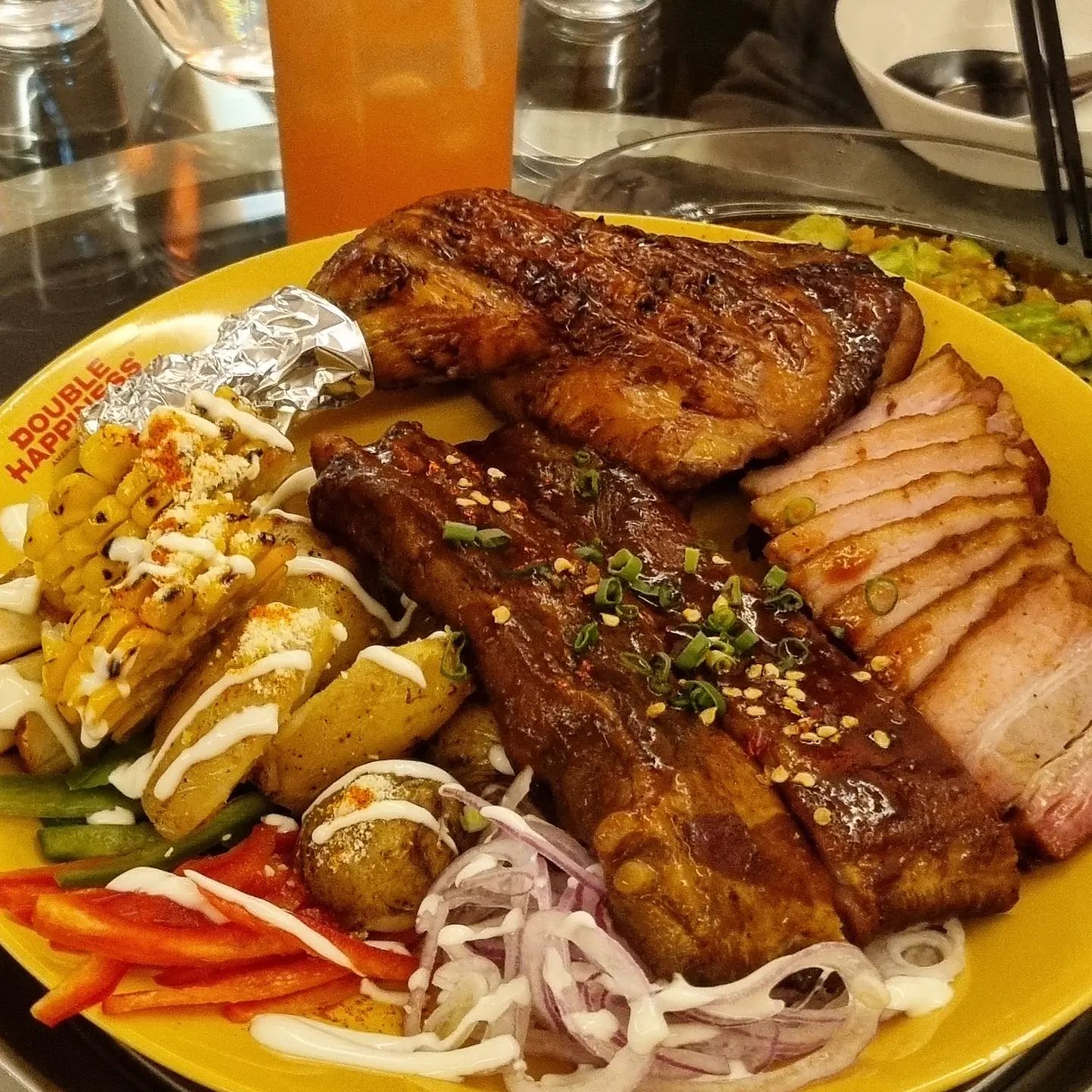 성수 힙한 퓨전 중식맛집✨️ #더블해피니스

점보 플래터 양 무쳤다
포크,립,닭고기까지 전부 들어간 미친 플래터
고기 러버는 눈 돌아갑니다🙊

영롱한 석류 들어간 혁명 하이볼은 연태가 들어가서
향긋함 그자체 청량함 폭발🧡

오이무침은 상큼한 맛에 마라맛 살짝 첨가된 맛
이거...요물이에요 사이드로 무조건이야!!!

📍위치
서울 성동구 연무장길 39-25 1, 2, 3층

🕑영업시간
평일 11:30 ~ 22:00
주말 12:30 ~ 22:00
브레이크타임 15:00 ~ 17:30
매주 월요일 휴무

🍗메뉴
점보 플래터 43,000원
혁명 하이볼 10,000원
목이버섯과 오이무침 10,000원

#쩝쩝이_성수#성수맛집#성수동맛집#연무장길#성수동#성수동데이트#성수동중식당#성수동술집 #맛집추천 #먹방스타그램 #먹스타맞팔 #먹스타 #먹팔맞팔 #먹팔맞팔환영 #먹팔