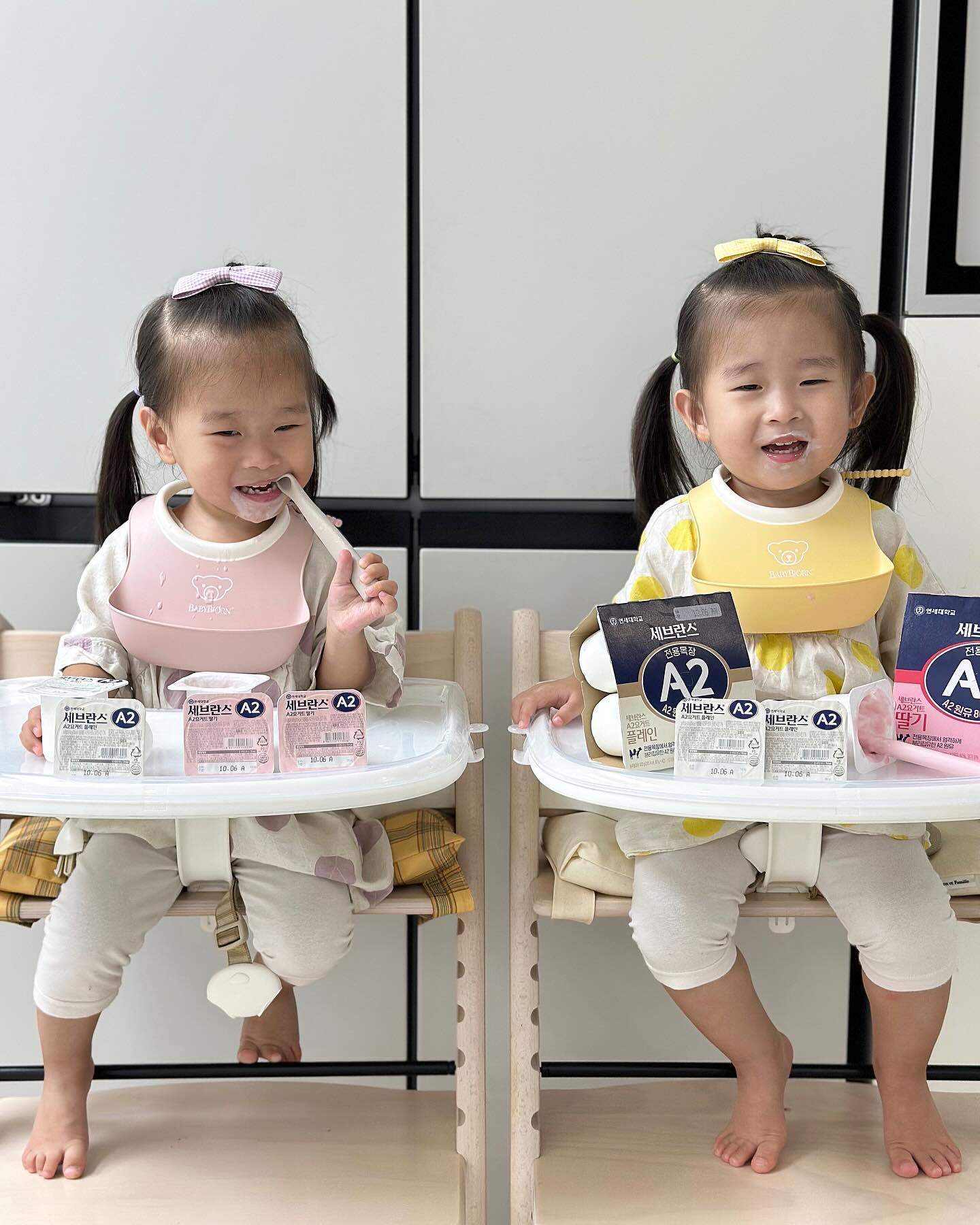 우유는 엄청 따져서 먹이는데 
요거트는 암거나 먹이고 있진 않으셨던가요 ?
네,, 바로 제가요!🙌🏻 ;;ㅋㅋㅋㅋㅋㅋㅋ

연세유업에서 세브란스 A2우유에 이어서 이번에 신제품으로 A2 요거트가 나왔더라구요? A2 단백질의 좋은 점에 대해서는 제가 몇번이나 설명 드렸으니 생략할게요! ㅎㅎㅎㅎ

✔️세브란스 A2 요거트는 A2 원유 80%로 진하면서도 부드러운 요거트이고, 담백한 플레인과 새콤달콤한 딸기 두가지 맛이 있어요. (두가지 다 유채 엄청 잘먹 ㅎㅎㅎ)

✔️A2원유란, A1단백질과 A2 단백질을 모두 함유하는 대부분의 원유와 달리 A2 단백질만을 함유한 원유라서 이름에 A2가 꼭 들어가더라구요 ㅎㅎㅎㅎ

➡️ 홈플러스에서 구매하실 수 있어요!

yonsei_dairy_official

#제품제공 #연세대학교 #연세유업 #연세우유 #세브란스A2 #연세A2 #A2요거트 #세브란스A2요거트 #A2우유 #A2프로틴 #세브란스A2우유 #요거트추천 #아기요거트 #떠먹는요거트 #아기요거트 #아기요거트추천