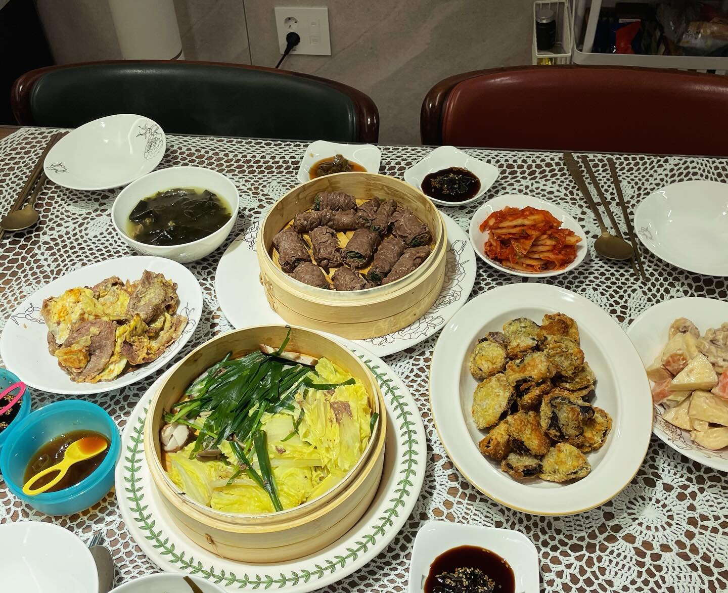 어무니 생신상#😉 
#생신축하드려요 짝짝! 
양을 적게 했다고 생각했지만 많았돠
그래도 맛있게 드셔서 감사#🙏🏻 
.
. 
#가지튀김#육전#편백나무찜
#과일사라다#생신기념#요리#❤️ 
#월요일#일상스타스램