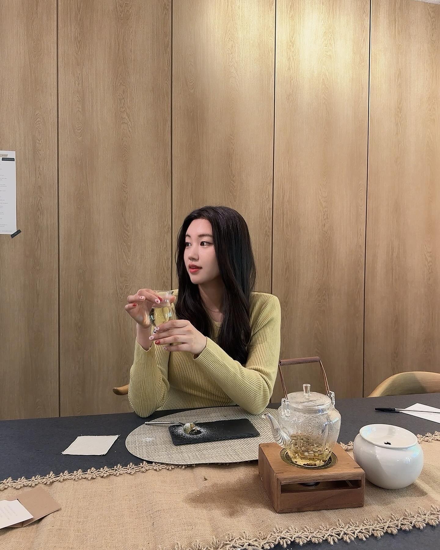 전문적인 티소믈리 티하우스🍵
일상속에 온전히 쉬어가는 시간☁️
마음을 차분하게해주는 차
매일 마셔도 좋은 차
티클래스 들었는데 일상에서 
지친 마음을 달래주는 공간이였습니다
맛있는 차와 다과를 같이 먹으니깐
제대로 힐링 하구왔어요❕
.
.
.
.
.

📍대구 수성구 수성로20길 86 1층
⏰매주 화요일 정기휴무10:00~21:00 / 20:30 라스트오더
🚘주차 매장 앞 2대 가능

#차시호차 #힐링 #수성구 #티클래스 #녹차 #다과 #티소뮬리에