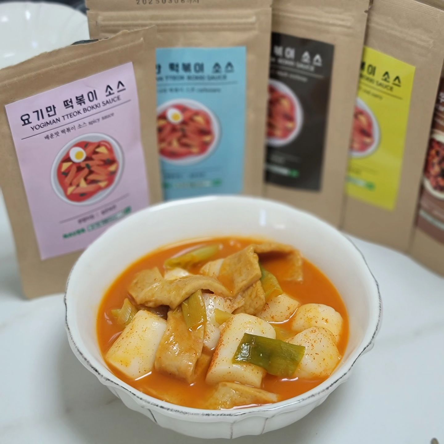 #협찬

이사 준비로 극단의 냉털 주간을 보내기로 하고
남편과 화이팅을 외치는 요즘입니다👫

사실 외식도 배달도 크게 즐기지 않는 저희라
일찍이 집밥모드를 유지하고 있었지만
역시 비슷한 메뉴를 반복해서 먹고 있더라구요🥲

그래서 이번 주말엔 특별히 #떡볶이데이

냉동실 구석에 깡깡 얼어있는 가래떡 꺼내고
어묵 대파 소세지핫바 모짜렐라치즈까지
1타2피로 아낌없이 한방에 냉털해줬어요🫶

소스는 #요기만 #떡볶이소스

#요리똥손 저도 💕쉽게 💕빠르게
게다가 💕맛있게 떡볶이 한그릇 뚝딱
만들 수 있게 해주는 마성의 분말이네요!

뭘 좋아할 지 몰라서
무려 11종이나 준비한
#요기만떡볶이소스
 
💛 매운맛 
💛 레드카레맛 
💛 짜장맛 
💛 까르보나라맛 
💛 쭈꾸미볶음맛

제 픽은 이렇게 5개인데
2인분에 소스 2수저면 충분👌

20분만에 뚝딱똑딱 한끼를 끝낼 수 있으니
바쁘다 바빠 현대사회 신혼부부는
그저 감사할 따름입니다🤭

🔎 국내산 고춧가루
🔎 스탠드형 지퍼락
🔎 50g 500g 1kg 선택 가능

#집밥템 #집밥스타그램
#분식데이 #떡볶이소스추천
#신혼일상 #집밥아이템