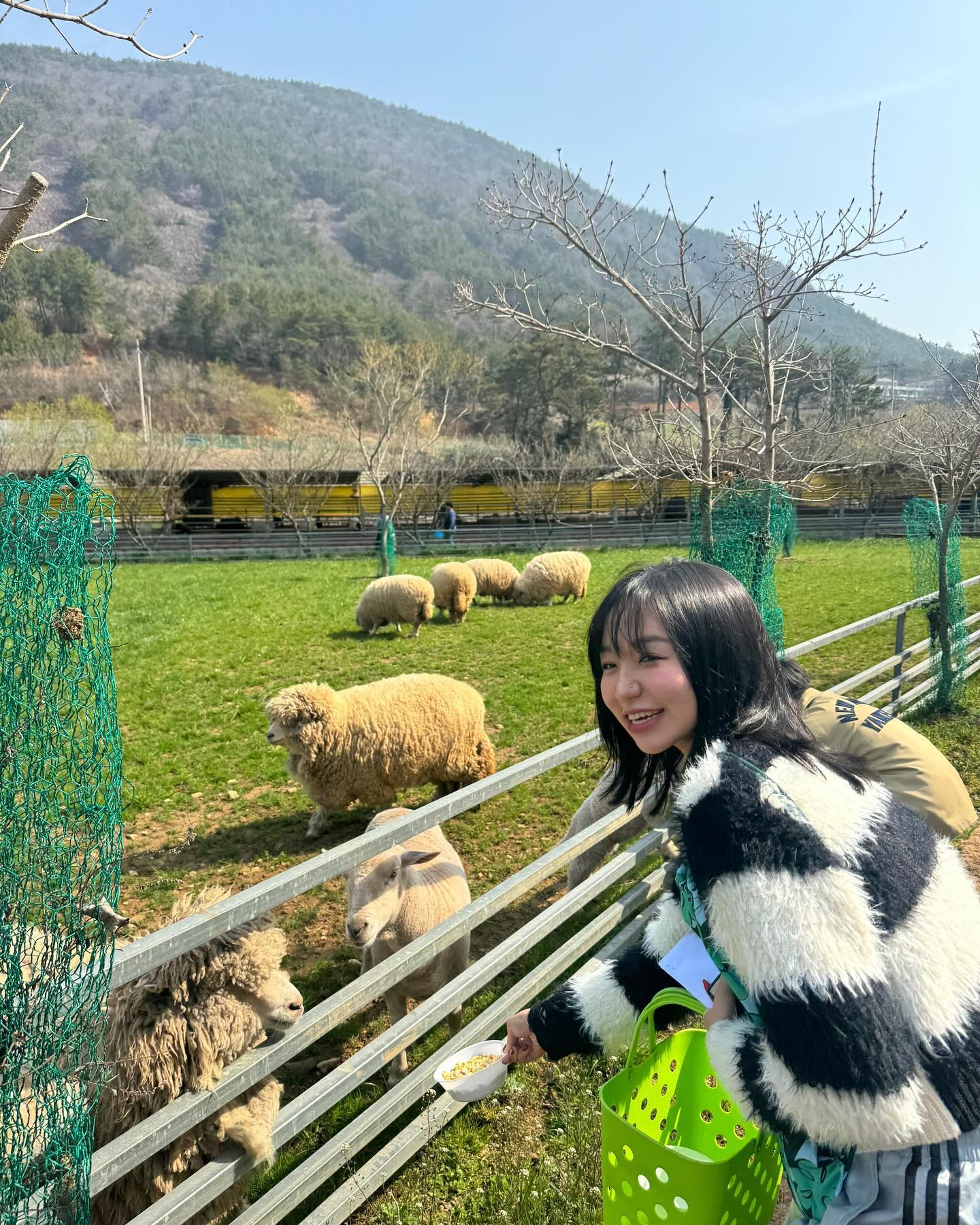 오늘 , 날씨 맑음☀️

엔젤 😇💆‍♀️ 머릿결 관리법은
내게 맞는 샴푸를 찾는게 가장 중요한거 같습니다

샴푸㉮ 안맞으면 
바로 머리㉮ 떡지고, 너무 가렵구, 비듬에 난리였는데 !

로마 너리싱 샴푸 만나고
쾌적두피 되찾았어요

#스키니피케이션 #셔터브리티 #샴푸 #로마 #비듬 #셔터 #올리브영 #올리브영셔터