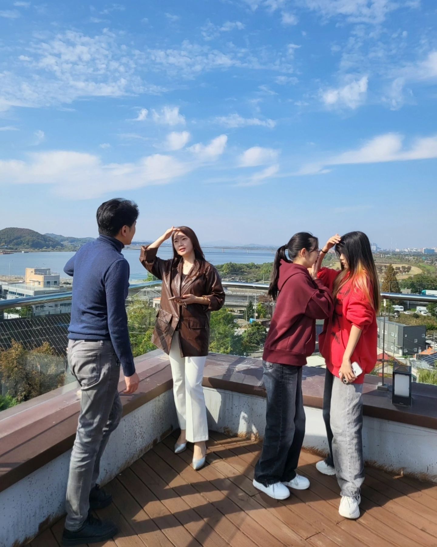 . 🩷

#리오리코

행주산성에서 가장 높은 루프탑
날씨가 열일하는 계절♡

네식구 따로노는 샷🤣

#행주산성카페#루프탑카페#마미랑#엄카촨스
#가을만끽#청량하고맑은하늘#구름힐링#주말일상기록