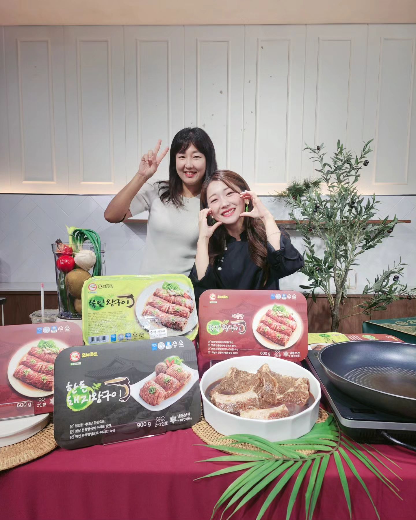 #오래푸드X스마트푸드랩

오랜만에 카메라 냄새

리뷰 7천개가 넘는 쑥잎왕갈비 
신메뉴 매운맛 런칭 방송도 
푸드전문 대행사 스마트푸드랩과
함께라면 👍

1~2. 소니언니 쇼호와 손재주가 좋은 윤정씨 
3. 항상 감사한 PD님과 새로 구매했다는 
300만원이 넘는 카메라 렌즈 
(역시 비싼게 좋아)
4. VMD도잘해 쇼호도 잘해 크...
5. 카메라3대와 쇼호스트 1명
6. 저 화질이 네이버 방송에서는 다 못담네ㅜ
7. 비싼렌즈 
8. 볶음밥과 라이브 방송중 내시점

oraefood
#스마트푸드랩
#라이브커머스 #라이브커머스대행
#식품라이브커머스방송 
#식품전문라이브커머스
#푸드라이브커머스 #푸드전문라이브커머스