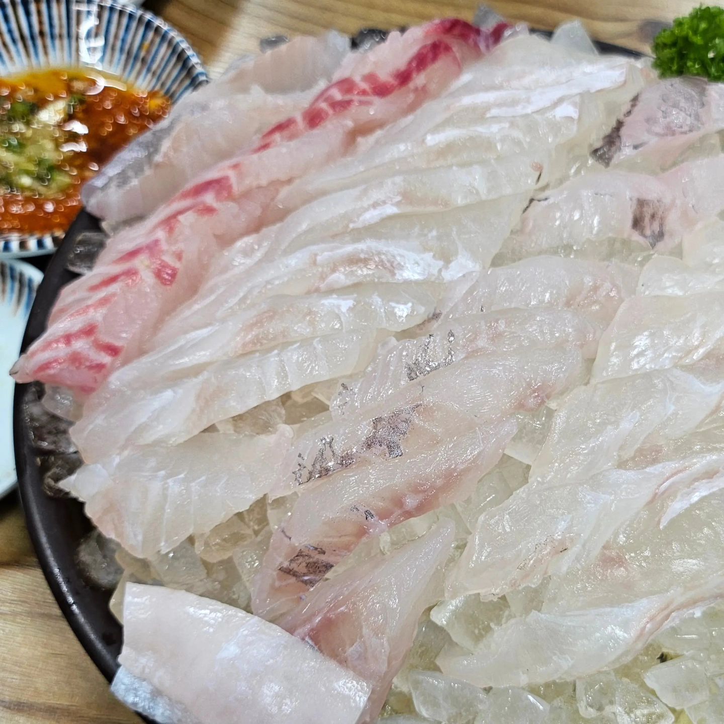 서귀포시 서귀동
올레시장 대표 회맛집 #소린이네횟집
도톰한 회와 맛있고 다양한 스끼다시로
가성비 좋다고 소문난 곳이에요 !
2인 모듬회 주문했더니
해산물, 전복알밥, 콘치즈, 딱새우철판, 물회,
대가리구이, 김치전, 미역국, 계란찜 등
상다리가 부러질만큼 푸짐하게 내어주신답니당
거기다 매운탕, 튀김까지 🫢🫢
서귀포횟집은 소린이네횟집이 내맘속 1등
회 포장 주문도 가능하니
서귀포 숙소에서 회를 즐기고 싶다면 소린이네횟집 강추
제주의 신선한 회 맛에 빠져보세요 💖
.
.
#제주횟집 #서귀동횟집 #제주맛집 #서귀동맛집 #서귀포맛집 #서귀포횟집 #제주횟집추천 #제주데이트 #제주광어 #올레시장맛집 #서귀포올레시장 #올레시장횟집 #제주가성비횟집 #제주회맛집