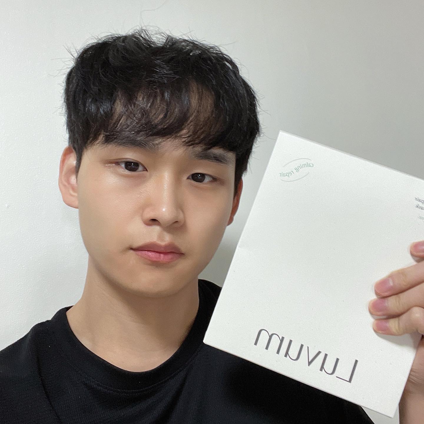 #협찬 luvum_official 
붉은기, 여드름을 빠르게 진정 시켜주는 러븀 시카겔  마스크팩! 

올리브영 마스크팩 랭킹 1위한 아이템🔥

요즘같은 환절기로 인해 뒤집어진 피부를 진정시켜주는 효과

마스크팩 1시간 부착 후 시트가 투명해지면서 거칠어진 피부결을 촉촉매끈하게 만들어줘요~ 단 한장으로 피부 컨디션 끌올!!

밀착력이 매우 우수하고, 붙이는순간 쿨링감으로 피부 열감까지 빠르게 진정시켜줘요🍃

#협찬 #올리브영추천템 #시카겔마스크 #마스크팩추천 #러븀겔마스크팩 #올영세일 #올영랭킹1위 #진정마스크팩