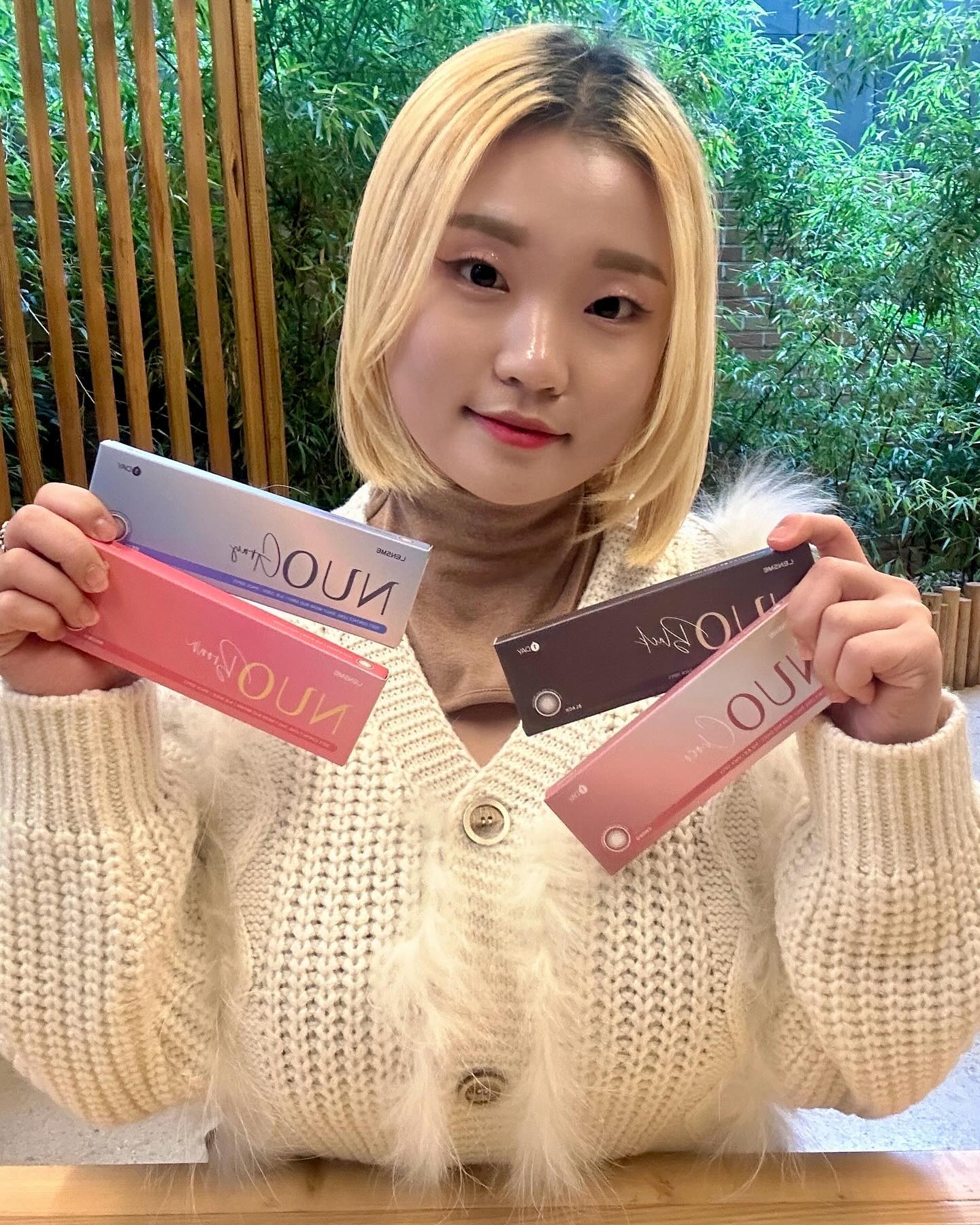#제품협찬 렌즈미 서포터즈 찐막🥹🤍

렌즈미에서 누오 원데이 4종 보내주셨습니다~ 렌즈미 인기 제품인 누오 먼슬리가 누오 원데이로 새롭게  출시되었다고 해요! 원데이를 선호하는 제게 아주 찰떡이 콩떡이 제품😉 직경도 살짝 크려나.. 싶었는데 체감 직경은 적당해서 또 아주 찰떡이 콩떡이😉

🤎브라운은 도톰한 써클라인과 옐로우 빛이 도는 컬러감이에요~ 카키빛이 감도는 발색으로 요즘 같은 가을, 겨울에 끼기 좋을 거 같더라구요🍂 호박색 브라운 느낌 싫어하시다면 요거 강추!
🍫초코는 붉은기가 감도는 진한 고동색 컬러감🟤브라운보다 눈동자 색에 가까워서 브라운 색상보다 데일리한 렌즈를 찾으신다면 초코색 추천드려용
🩶그레이.. 역시 최고..ㅋㅋㅋ 그레이 쳐돌이+쿨톤 이라 그런지 모든 렌즈에서 그레이가 젤 예뻐보여효ㅎㅎㅎ너무 탁하지도, 희지도 않아서 정석 그레이 렌즈 찾으시는 분이라면 누오로 가즈아🤪
🖤블랙은 컬러들 중 가장 베이직한 색상이라 누구든! 언제든! 착용하기 좋을 것 같더라구요~ 블랙 특유의 답답한 느낌 없이 눈동자가 또렷해지는 제품🤩 학생이나 직장인 분들 이거 강추 강추😚

▪1 day / 10p
▪️그래픽 직경_13.5mm
▪️재질: 실리콘하이드로겔
▪️정가_19,000원(렌즈미 더블 pick 원데이 라인으로 20p 33,000원에 구입 가능)

#렌즈미 #렌즈미렌즈 #렌즈추천 #컬러렌즈추천 #렌즈리뷰 #데일리렌즈 #브라운렌즈 #그레이렌즈 #초코렌즈 #블랙렌즈 #자연스러운렌즈 #원데이렌즈 #일회용렌즈추천