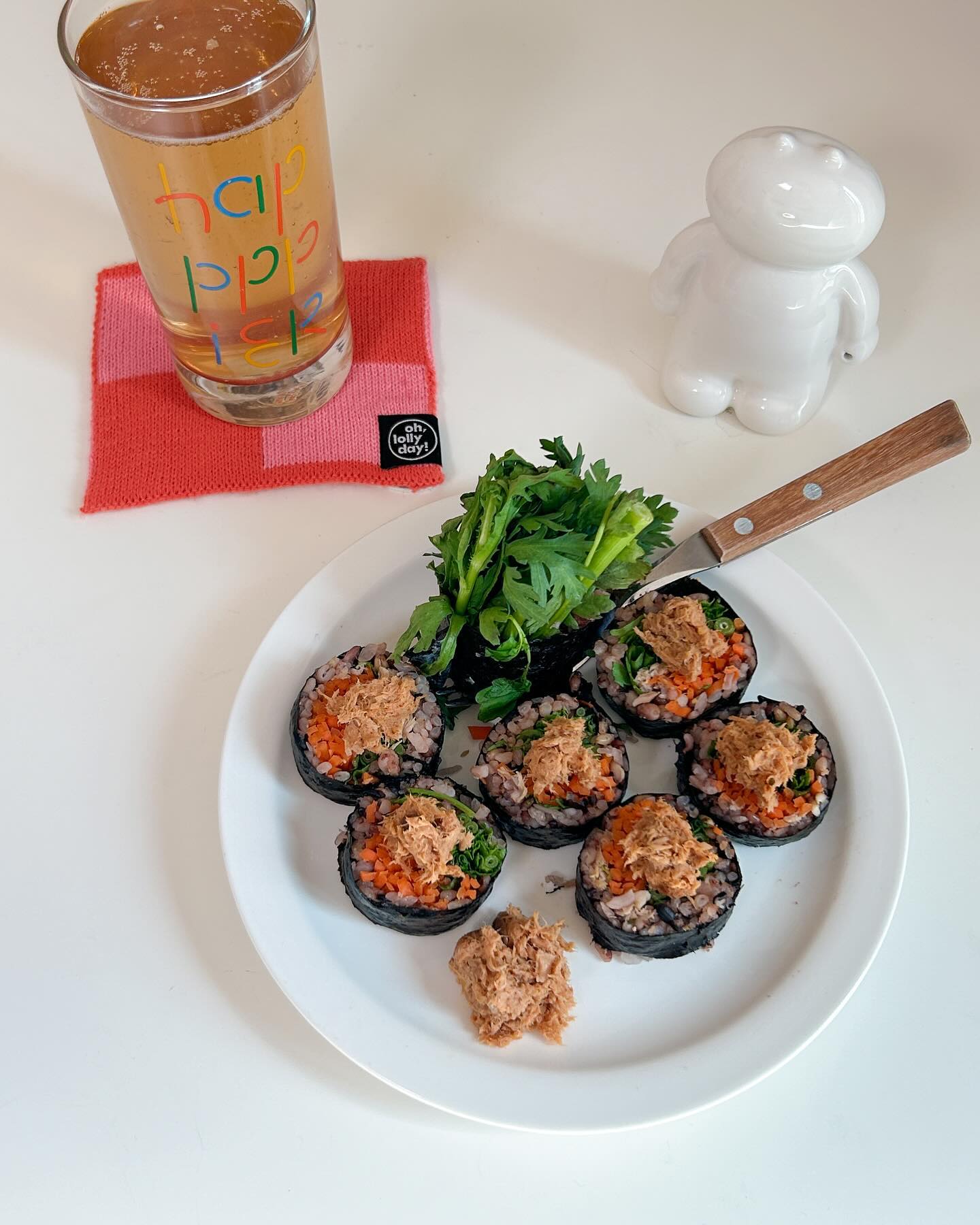어제도 아침으로 김밥 ㅎㅎ ₍ᐢ..ᐢ₎♡̷

저번하고 똑같은 쑥갓+당근라페 조합인데
이번에는 참치마요 대신 #저당참치쌈장 넣었어요➰
저당참치쌈장은 된장2 : 저당고추장1 : 알룰로스1 : 다진마늘1 비율!
쑥갓당근라페김밥에 참치쌈장 듬뿍 올려먹으니까 더 맛있다🤤

밥먹고 빵굽는 사람 🙌🏻
#릴트밀 오트밀스콘 굽굽 = 33
요거 떨어지면 불안해 ,,, 🥴❤

노트북으로 할일 좀 하다 날씨가 너무 좋길래
#딸기보름이 꺼내서 챱챱 먹어줬구요 🍓
달당상콤한게 맛있더라고요! 
삼각이도 먹어봤는데 저는 보름이가 더 좋아요 ♥

다 죽어가는 상추 털겸 푸짐한 샐러드 
당근라페, 구운 양송이, 구운 새우와 #두부크림치즈 듬뿍!
#솔직단백크리스피칩 으로 바삭한 식감도 챙기고
올리브 오일에 구운 #뺑드에코 호밀빵 ~ 🫶🏻
