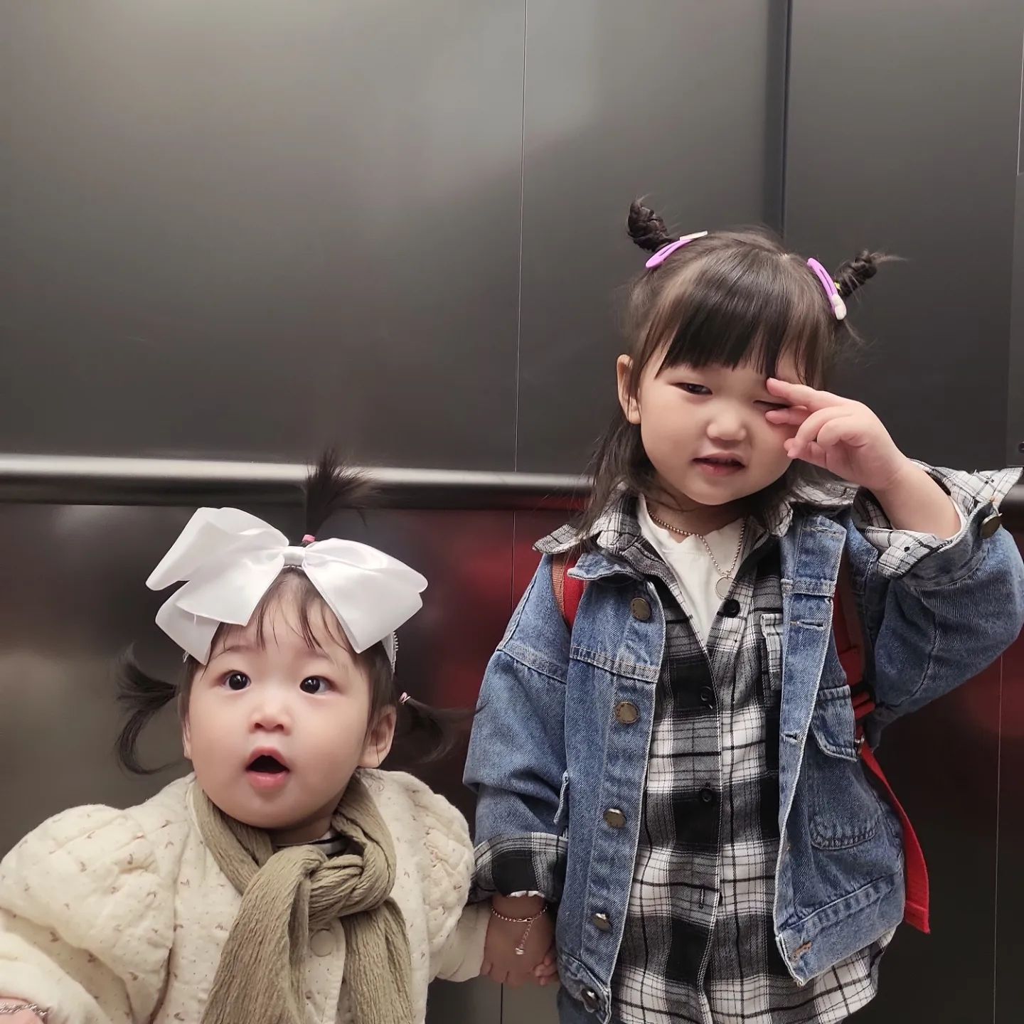 얼집등원길👩🏻👶🏻💕
얼집간다고 막 나왔는데 너무 예뻐서 사진찍어준다고 김치해보랬더니 제니는 김치~ 다니는 앞으로 돌진ㅋㅋㅋㅋㅋㅋㅋㅋ

#제니뽀👧🏻♥️ #다니뽀👶🏻❤ #자매샷