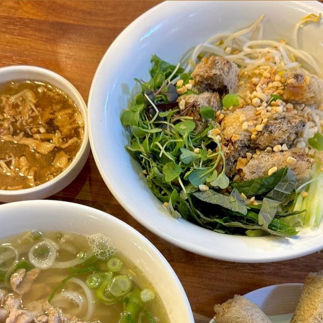 맛있는 것만 있는 메뉴판 on Instagram‎: "🥢 #영천시장 #베트남시장쌀국수 🥢 쌀국수 맛집, 분짜 맛집, 짜조 맛집🔥🔥🔥 독립문 근처 영천시장 중간쯤에 숨어 있는 쌀국수 맛집! 베트남 느