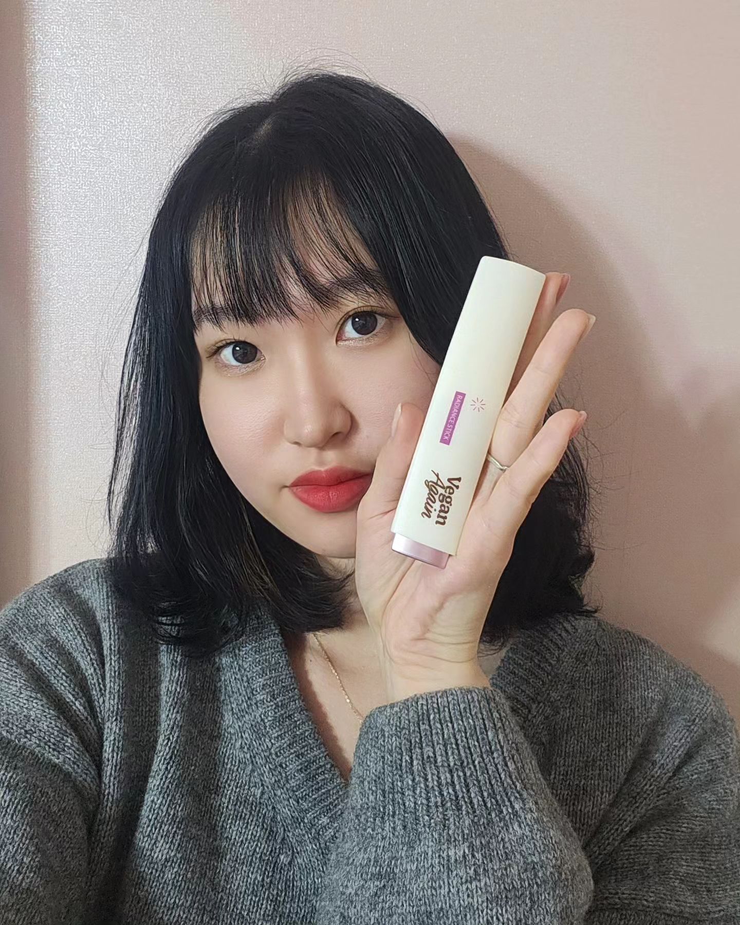 #협찬 #터치인솔 touchinsol.official

하이라이터가 스틱으로?!🙊 근데 비건을 곁들인...
💜터치인솔 비건어게인 래디언스 하이라이터💜

한 손에 잡히는 적당한 사이즈로 들고다니면서 간단하게 슥슥 바르기 좋아요!♡

뒤에 있는 버튼을 누르면 얘가 쇽쇽하고 나온답니다☺️
소량씩 쓸 수 있어서 위생적인 것 같아요

촉촉한 베이스가 돋보이는 글로우 메이크업에 어울리는
하이라이터 한 번 써보세요~~~^_^

#협찬 #터치인솔 #touchinsol #터치인솔하이라이터 #하이라이터 #하이라이터추천 #하이라이터스틱 #핑크빔 #데일리메이크업 #비건화장품 #광채메이크업 #물광피부