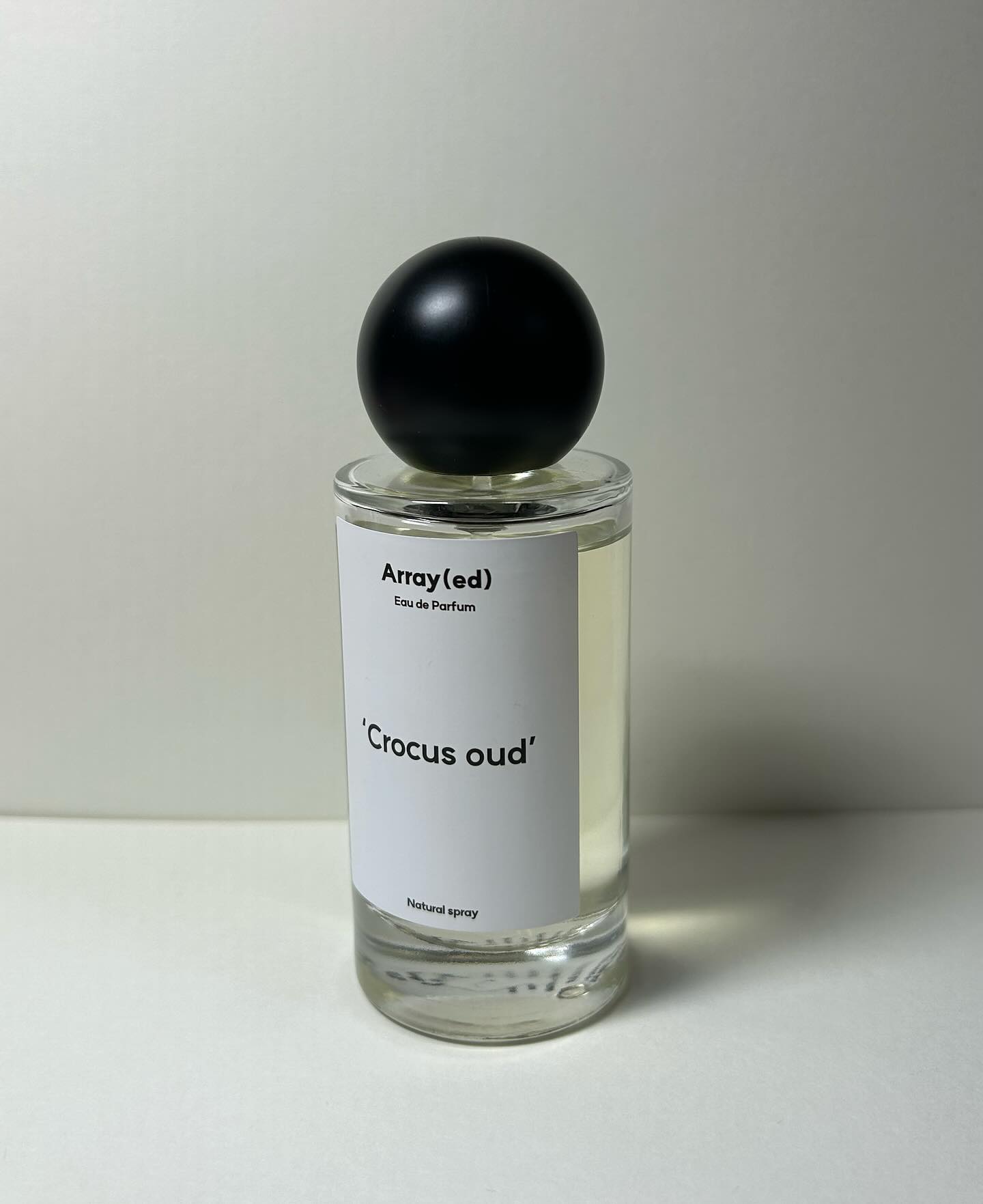 오늘의 원미의 픽 원픽은 바로 ‘어레이드 오드 퍼퓸의 크로커스 오우드 향’입니다 🌝🌝

이 향수 브랜드는 블랙앤 화이트로 시크힌 매력이있습니다! 시크하지만 동글동글한 뚜껑이 챠밍 뽀인트죠😘

크로커스 오우드의 첫 향은 약간 스파이시 하면서 동남아틱한 분위기가 있습니다 강렬하고 열정적이며 마른 나무향과 따뜻함이 느껴집니다 워터리하고 이끼느낌이 나서 earthy합니다 ‘어레이드 오드 퍼퓸’이 갖는 이미지 처럼 딱 깔끔합니다 정장을 입은 듯한 느낌이었어요 중성적이지만 세밀하게 본다면 님성쪽에 가까운것 같습니다! Base의 Musk가있러 은은하면서 부드러워 중독되는 향기 더라구요 깔끔하고 우디하면서 스파이시한 향을 찾는 향수 덕후 분들에게 추천드립니다👶🏻
#향수 #향수추천 #어레이드오드퍼퓸  #향수스타그램 #화장품덕후 #좋반  #팔로우반사