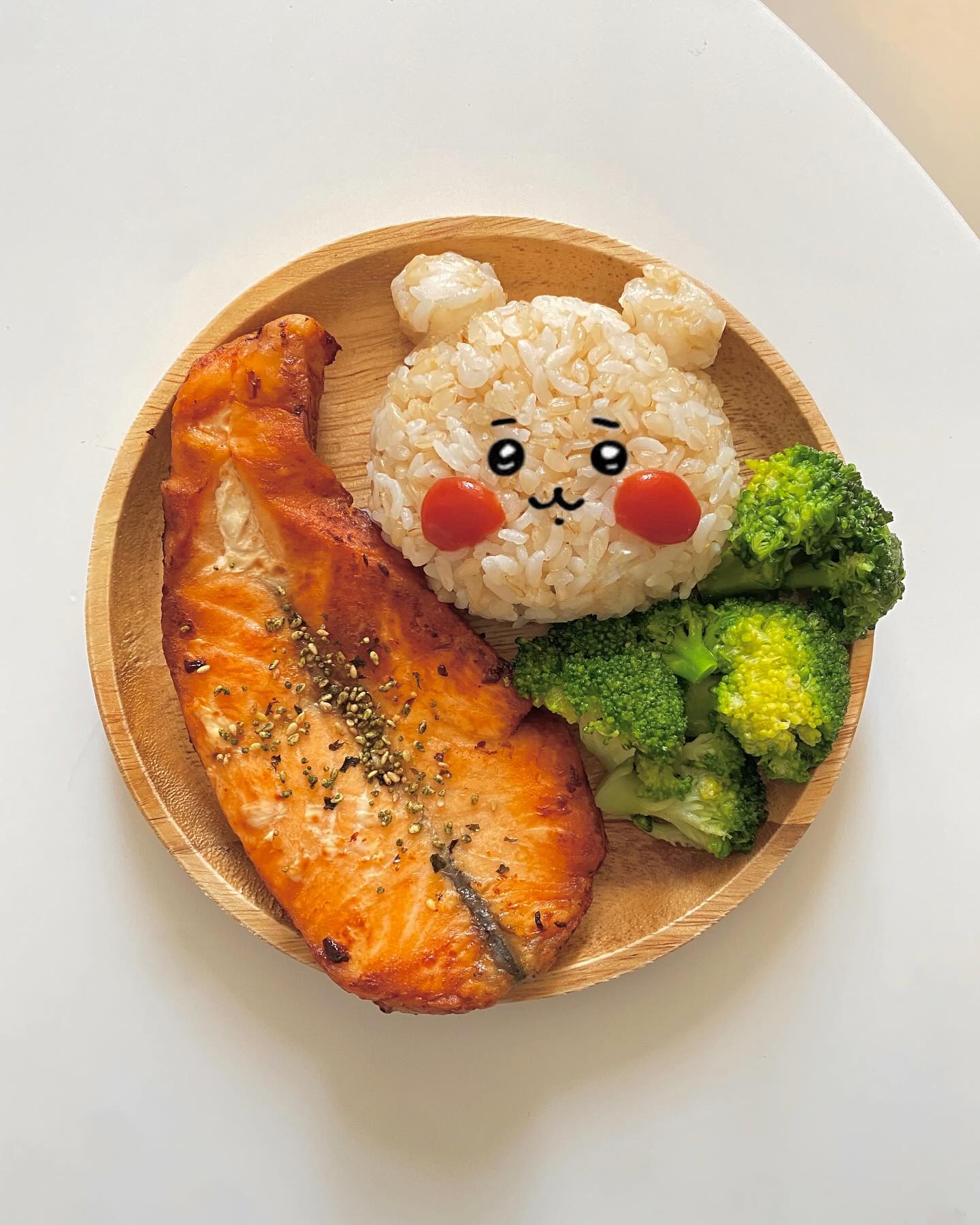 🍽오늘의 메뉴🍽 ---> 연어구이
.
.
👩‍🍳💬 냉동실에서 살려달라고 소리치는 연어 해동 후 에프에 풀가동하여 꾸워줬습니다 참기름 넣은 주먹밥과 약간의 식이섬유 섭취를 위해 옆에 살포시 등장한 브로콜리까지 간만에 귀여운 점심이었습니다:)그나저나 여러분..! 답방 가려고 댓글 다 다르게 정성스럽게 다는 데도 .. 자꾸 가이드 위반이라면서 댓글 3개밖에..! 안썼는데, 제한 걸리는 거 저만 그런가요••? 이거 때문에 답방을 못가는 중•• 여러번 걸리면 계정 폭파할거라고 인스타가 협박해서 -᷅_-᷄ •• 하후~~!
.
.
#먹팔 #먹팔맞팔 #다이어트식단 #다이어트레시피 #다이어트식단공유 #다이어트 #요리계정맞팔 #요리그램 #자취요리 #자취요리그램 #자취요리스타그램 #집밥일기 #집밥 #집밥그램 #집밥요리 #요리맞팔 #먹팔해요 #먹팔환영 #먹팔소통 #먹팔하면맞팔 #훔쿡 #홈카페 #홈스토랑 #홈브런치 #집밥레시피 #집밥메뉴 #ちいかわ #ハチワレ