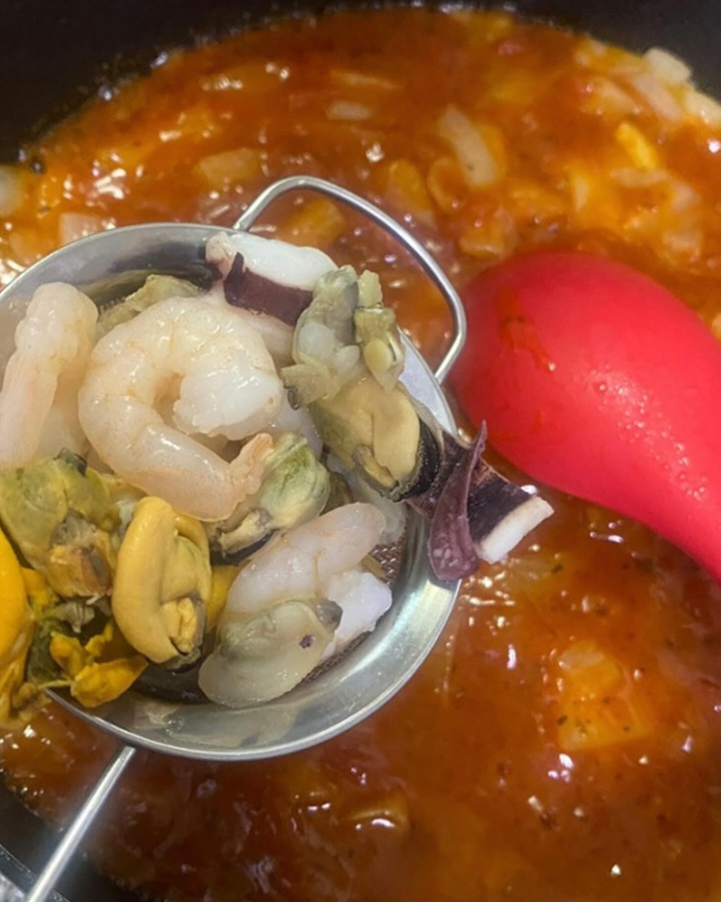 #알찬해 #알찬키친 #협찬
alchankitchen_ 
알찬해 해물잔치로 간단하게 해물리조또 만들어봤어요
코스트코에서 판매하는 해물모듬 쉽게 스토어로 만날수있어서 좋고 따로 손질할필요없어서 완전 편함😎
자숙새우살,홍합살,새우살,오징어채,쭈꾸미,가리비,대왕오징어 8가지 해물이 들어있어서 활용도가 높아요-!
해물라면,해물스파게티,해물찜도 가능🥰