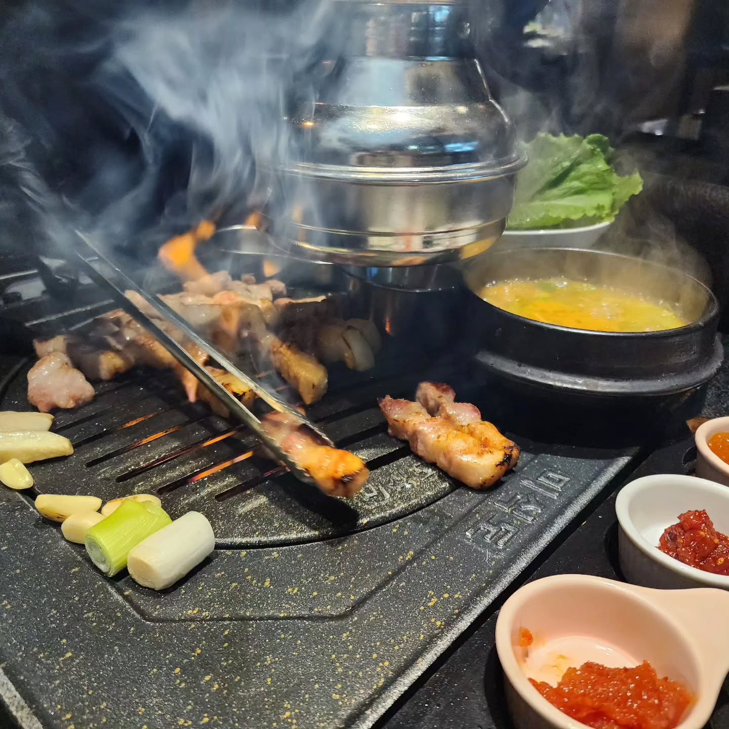 퇴근후한잔♡ 힐링타임♡
퇴근후 한잔 너무 소듕한시간-

👉 고기 완전히 다 구워줘서 편한곳. 역시 남이 구워주는고기가 맛있~~

👉 된장술밥? 된장+공기밥? 둘이 맛은 비슷. 따로시키는게 천원더쌈

👉 날씨좋을땐 폴딩열어서 야외같은데 예약안하면 안기힘듬ㅋ

#요즘맨날나성동

#세종시맛집 #나성동술집 #나성동맛집 #나성동고기집 #미식도