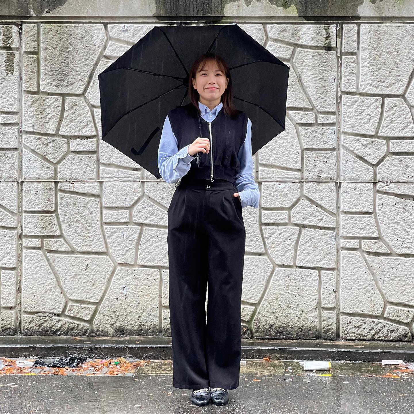 .
비가 와서 쌀쌀하진 않을까 걱정했었는데
생각보다 따뜻하더라고요~?😀😀
하지만 하늘이 우중충해서 아쉬웠어요..
다시 출근룩 사진이 더 잘 나올 수 있는 쨍쨍한 날씨가 왔으면 좋겠네요🙏🙏

청남방에 입생 조끼니트를 입고 검정와이드팬츠로 코디해보았습니다!

Top. #데님셔츠 #데님남방 #청남방
Bottom. #와이드팬츠 #블랙와이드팬츠
Shoes. #로퍼

#데일리룩 #가을코디 #오오티디
