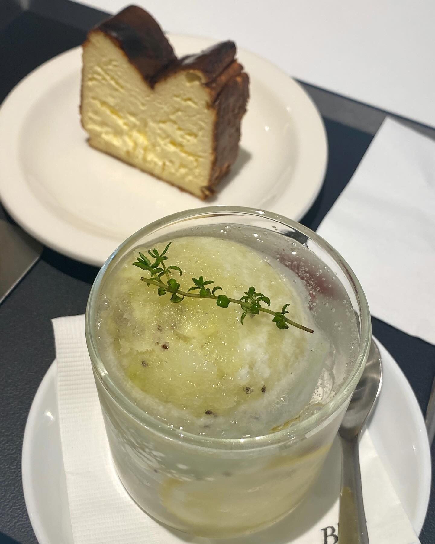 .
#블러커피
소르베 소다 키위🥝
달달해서 뭔가 골드키위 같음
또 먹고 싶은맛😋

옥주랑 같이 은지 기다리다가
이미 아메리카노 먹고
두번째 음료 주문함ㅋㅋㅋㅋㅋ