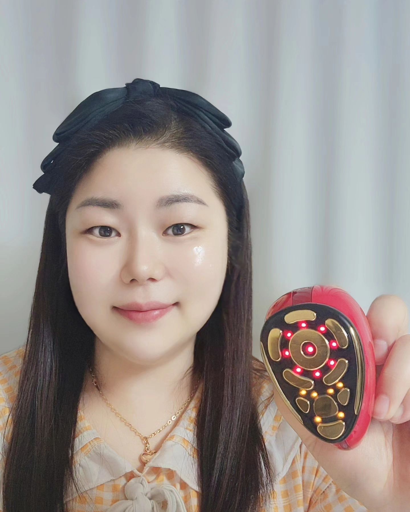 #협찬

요즘 귀찮이즘에 빠져 
사실상 관리하는 것도 너무 귀찮을 때 
헤드가 넓어서 빠르게 얼굴 전체를 
관리할 수 있는 제이문 으로 관리해요~ 

나잇살로 무너진 피부를 되찾아주는 
고품격 피부관리기기로
탄력&생기&볼륨을 한번에 케어 가능하고
브이리프트 모드, 스마일라인 전용 전극
아이케어 전용 전극, 페이스모드로 
피부부위별 고민에 따라 
꼼꼼하고 효과적으로 케어 가능해요😍 

🎈18K Gold 헤드
외부자극에 민감한 피부도 
안전하게 케어 가능하고  
데일리로 언제든지 자극 없이 피부케어 👌 

케어존이 넓어 3번만 문질러도 
얼굴전체 빠르게 케어 가능해
너무 편하더라구요 ~ 

피부가 달라지는게 눈에 확실히 보이니
이제 피부샵 안 가고 홈 케어로 
제이문 꾸준히 사용하고 탄력있는 
동안피부될래요 ~ 

너무 만족중인 제이문 피부관리기
강력 추천 드려용🤗

📢 공식 SNS 채널 오픈과
특별 할인중인 제이문 레드 
원래는 따로 사야 하는 
제이문 전용젤도 함께 준다니 대박이죵🫶
집에서 하는 피부관리 제이문과 함께해요~
.
.
#제이문 #제이문레드 #Jmoon #Jmoonred 
#3중골든탄력케어 #뷰티디바이스추천 #뷰티디바이스 #홈뷰티디바이스 #피부탄력 #피부관리 #탄력케어 #복합케어 #브이라인 #노화개선 #스킨케어 #골든케어#18K골드헤드 
#셀프피부관리 #얼굴마사지기