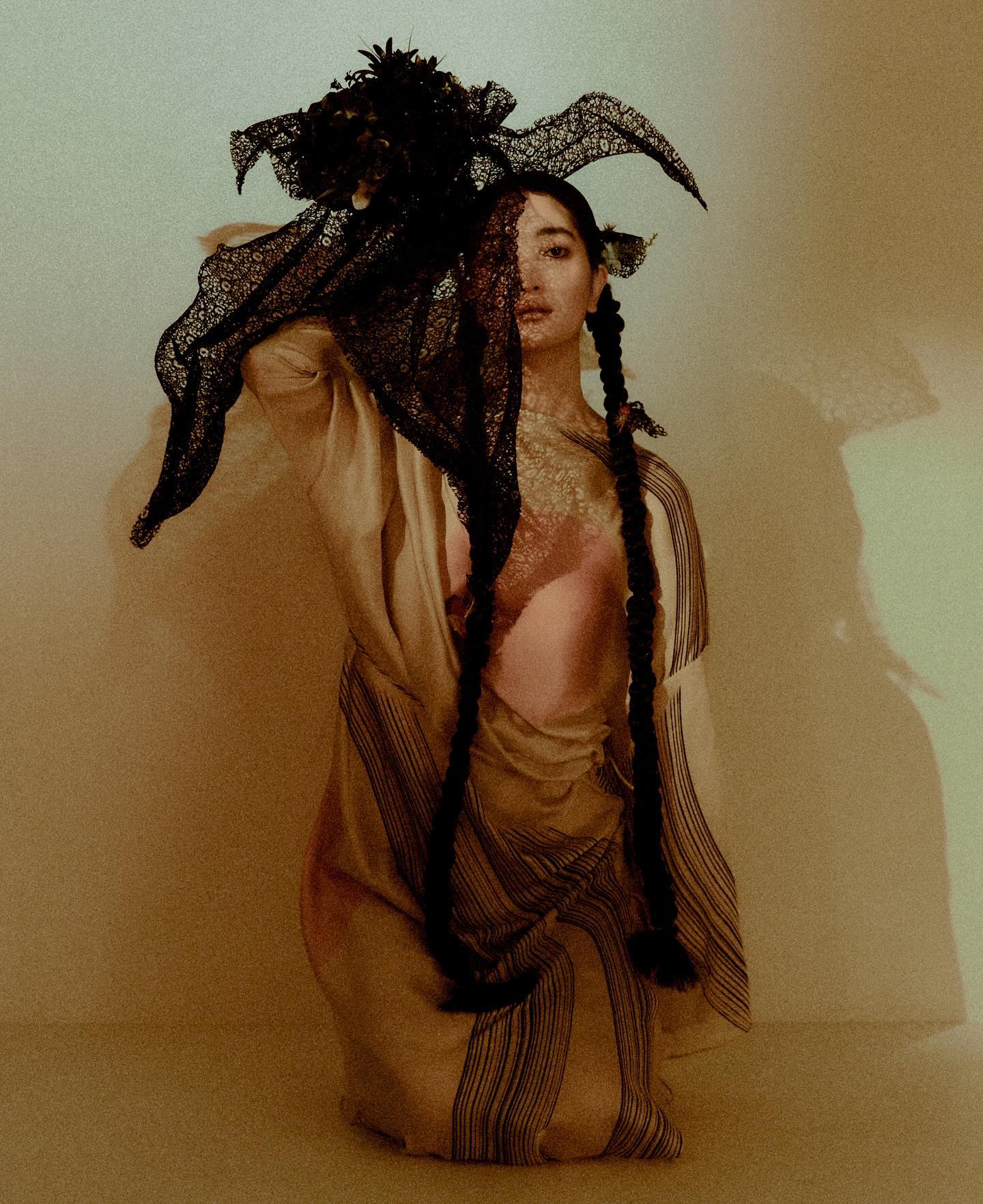 Flower Artwork ..🕸️

Photo yoongeunshin 
Stylist / Director jiwonirene 
Model gtaeng__ 
Hair hee_hairstylist 
Make-up mimi.nara 
Flower Artwork eosokkot 

.