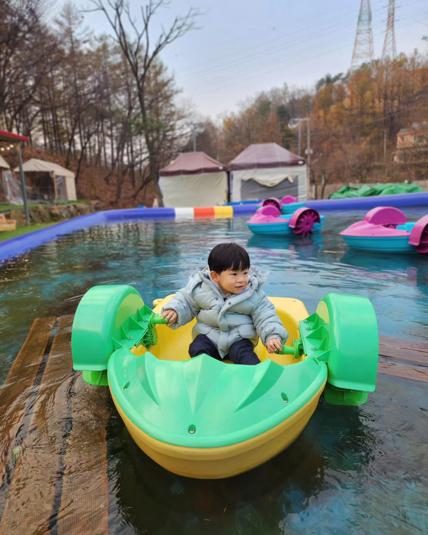 추워지기 전 다녀온 #캠프닉⛺️
키즈전용이라 놀거리가 많아 아이들 천국
온수풀장 있어서 수영이 목표였는데 수건을 안챙겨가서 못하고옴 ㅠㅠ 판매도 안하니 꼭 챙겨가야한다... 또르르
고기도 구워먹고 실내에서 3D영화도 보고 도미노 게임도 하다가
2호점으로 다녀왔는데 1호점이랑 쉐어 가능해 더 다양하게 놀기 좋았다~ 

#인디언캠프닉🏕️ #11월19일방문