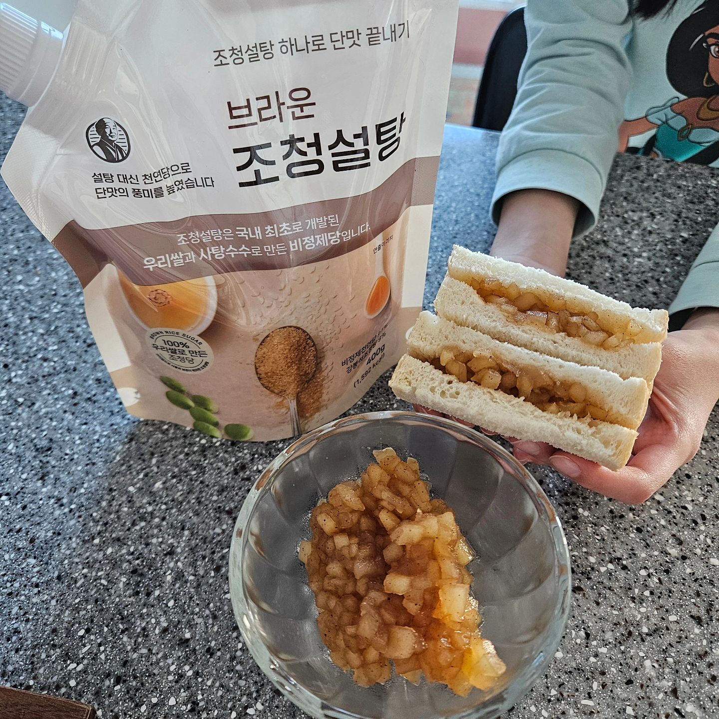 #협찬 

100% 우리쌀로 만든 조청당

설탕 대신 천연당으로 단맛의 풍미를 높였어요
조청설탕은 국내최초 개발된 우리쌀과 사탕수수로 만든 비정제당이에요
강봉석명인이 만든 조청당이 들어있답니다

설탕이 필요한 요리,베이킹,청담글때 똑같이 사용하면돼요

건강한단맛을 내고 칼로리섭취는 줄일 수 있는 대체당이라 안심하고 먹네요

#브라운조청설탕 #강봉석조청 #두레촌 #사과잼 #사과잼만들기 #조청설탕 #강봉석명인 #백종원사과조림 #사과조림