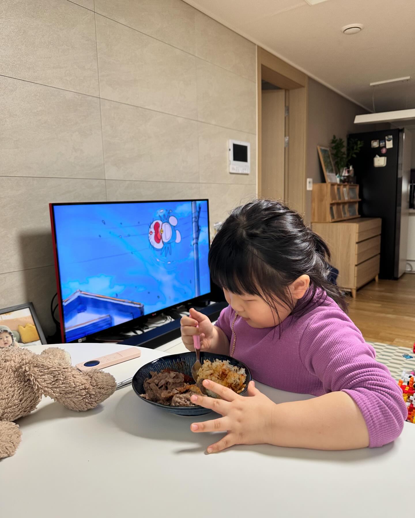 #딸기언니 학교에서 밥 먹었지 않아여?????🙃
-
학교에서 밥 먹구 온다구 좋아했는데여…..ㅋㅋㅋㅋㅋㅋ🤪
두 그릇 같은 한 그릇 뚝딱하구 과자뿌시기 ㅋㅋㅋㅋㅋㅋㅋ
-
#초딩적응중 #딸램