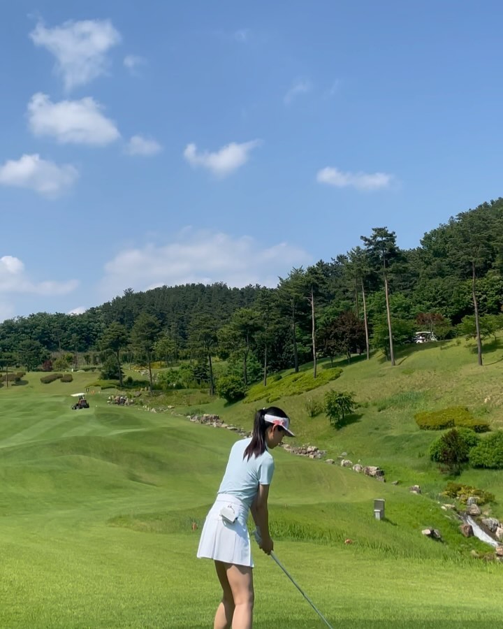 (기록용) 얼른 #골세포 벗어나고 싶어요ㅠ

골프를 배우면서 ‘아…내가 운동 신경이 없었구나…’ 
자괴감에 빠졌다가 유튭영상보며 뭔가 알것같다가도
다시 자괴감에 빠지길 얼마나 반복중인지 몰라요!!

하지만 열정만은 프로 못지 않아요?!🤣😆🤣

골프입문 아직 1년도 안되었지만
필드 참 잘도 다녔네요⛳️
필드도 참 재밋지만, 필드 다녀오면 항상 느끼는
#연습만이살길이다🏌️‍♀️ 

골프야 올해는 좀 잘 부탁한다🙇🏻‍♀️

1,2 롯데스카이힐부여cc 
- 풀스윙 ( 느리게 영상 찍은게 아니라는 점..🤣)
- 현직 프로의 스윙: 설렘 1도 없던 첫필드라 현직 프로와의 필드가 대단한줄 몰랐다. 

3. 로얄링스cc - 다들 영상은 이렇게 해서 건지는거 맞죠?!🥰

4. 대호단양cc - 한 여름에도 열정을 꺾을순 없죠!!!

5. 대호단양cc - 다시가도 이뻤던 골프장이예요🫶🏻

6. 클럽72 파3 
- 보통 파3는 숏게임 위주다보니, 길이가 짧아 골프장같지 않았는데, 이곳은 드라이버 2번정도 휘두를수 있었고 좋았던 기억이라 파3지만 기록저장!!

7. 골프존카운티 화랑cc - 역시나 뷰가 좋은 곳🫶🏻

8. 모나끄cc - 점점 타수가 줄어들고 있어요?! 

9. 이글몬트cc - 생긴지 2년된곳. 잔디관리가 잘되어있고 뷰가 멋졌으나…해저드와 벙커가 많았지만…문제는 제 실력이 문제였겠죠😆

#골프#golf#골린이#골린이성장일기⛳️ #취미생활 #취미부자#골프스타그램 #골프패션 #골프중독 #필드기록 
#롯데스카이힐부여cc 
#로얄링스cc 
#대호단양cc 
#클럽72 #파3
#골프존카운티화랑 
#모나끄cc 
#이글몬트cc 
#골프장추천